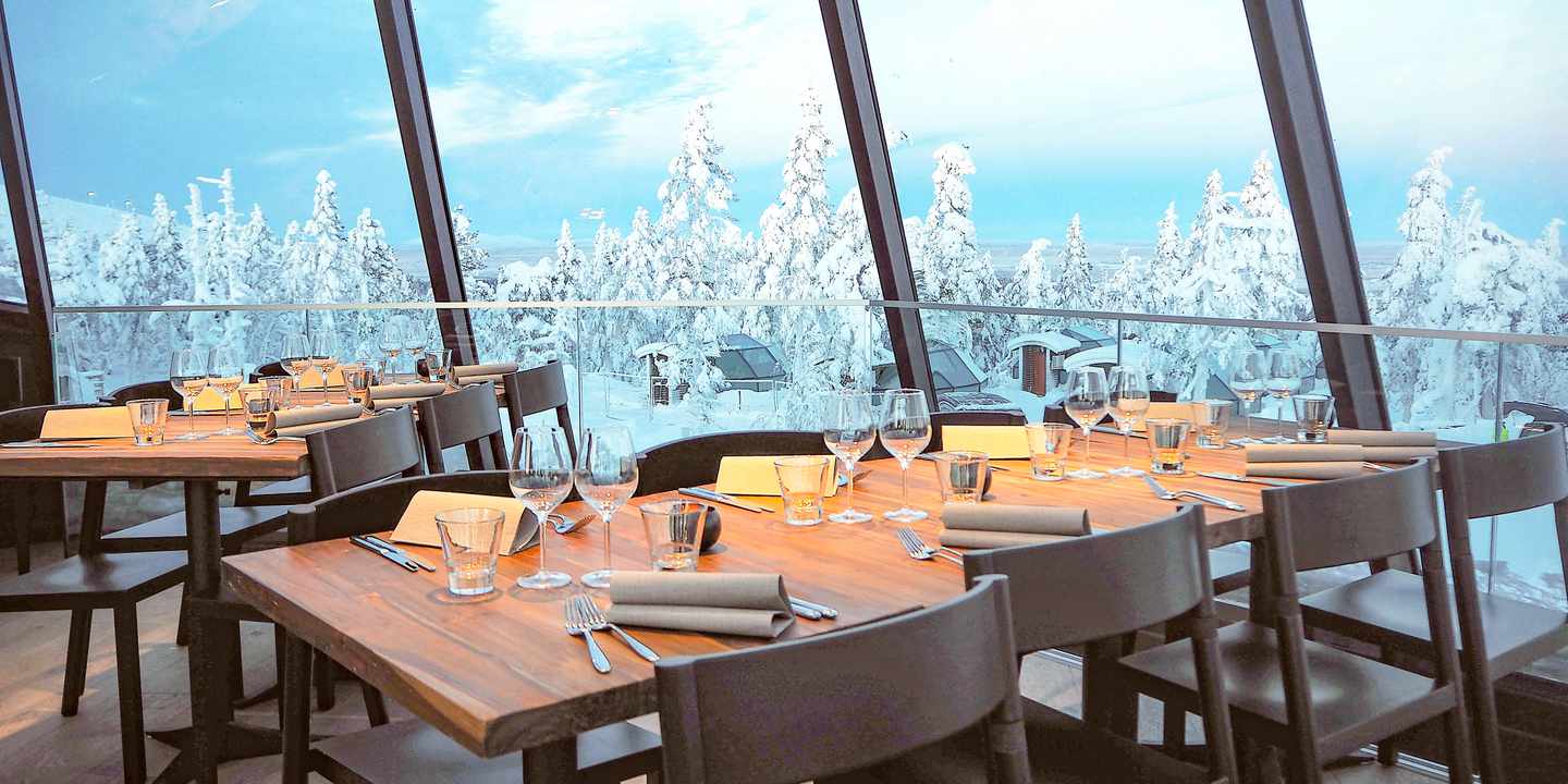 blt0f6f009ea38f291a-polarlichter-hotels-Levin_Iglut-DER1366304.jpg Essensgruppe vor Glasfenstern, Ausblick auf Schneelandschaft