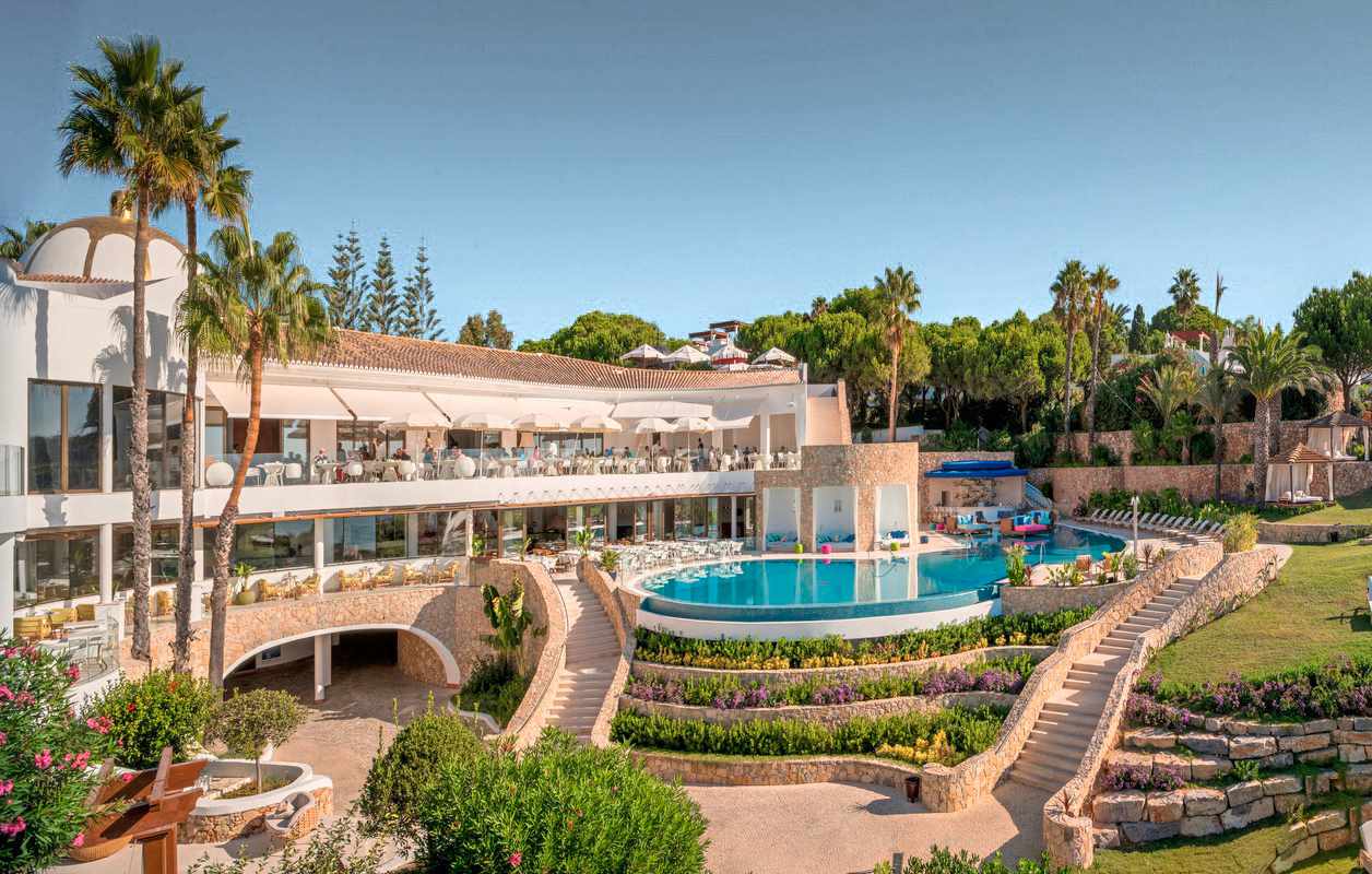 portugal-algarve-vila-vita-parc-poolanlage-cmi-DER1548438.jpg Poollandschaft des Vila Vita Parc an der Algarve mit Sonnenterrassen, Palmen und mediterraner Gartenanlage in Porches