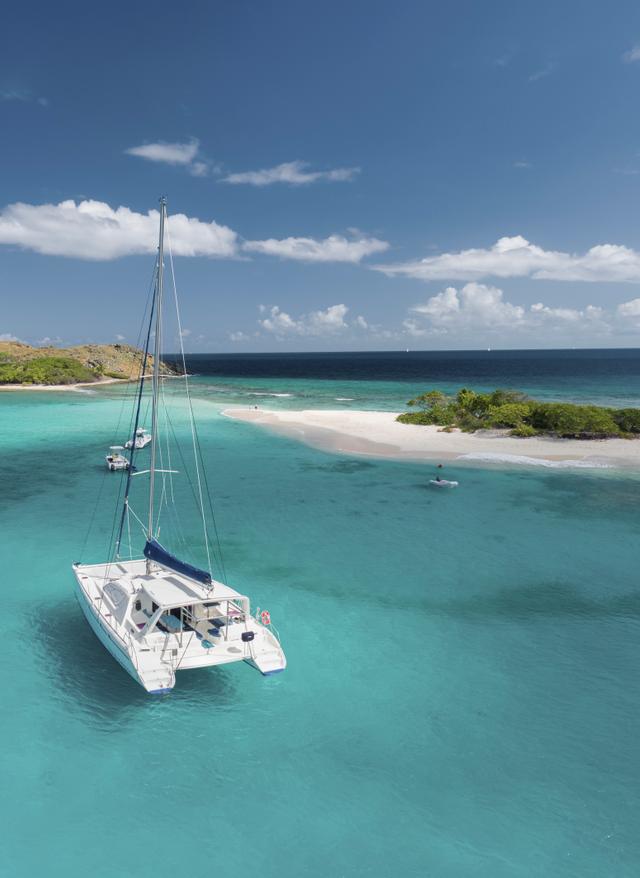 Inselhopping Karibik: Boot im Meer