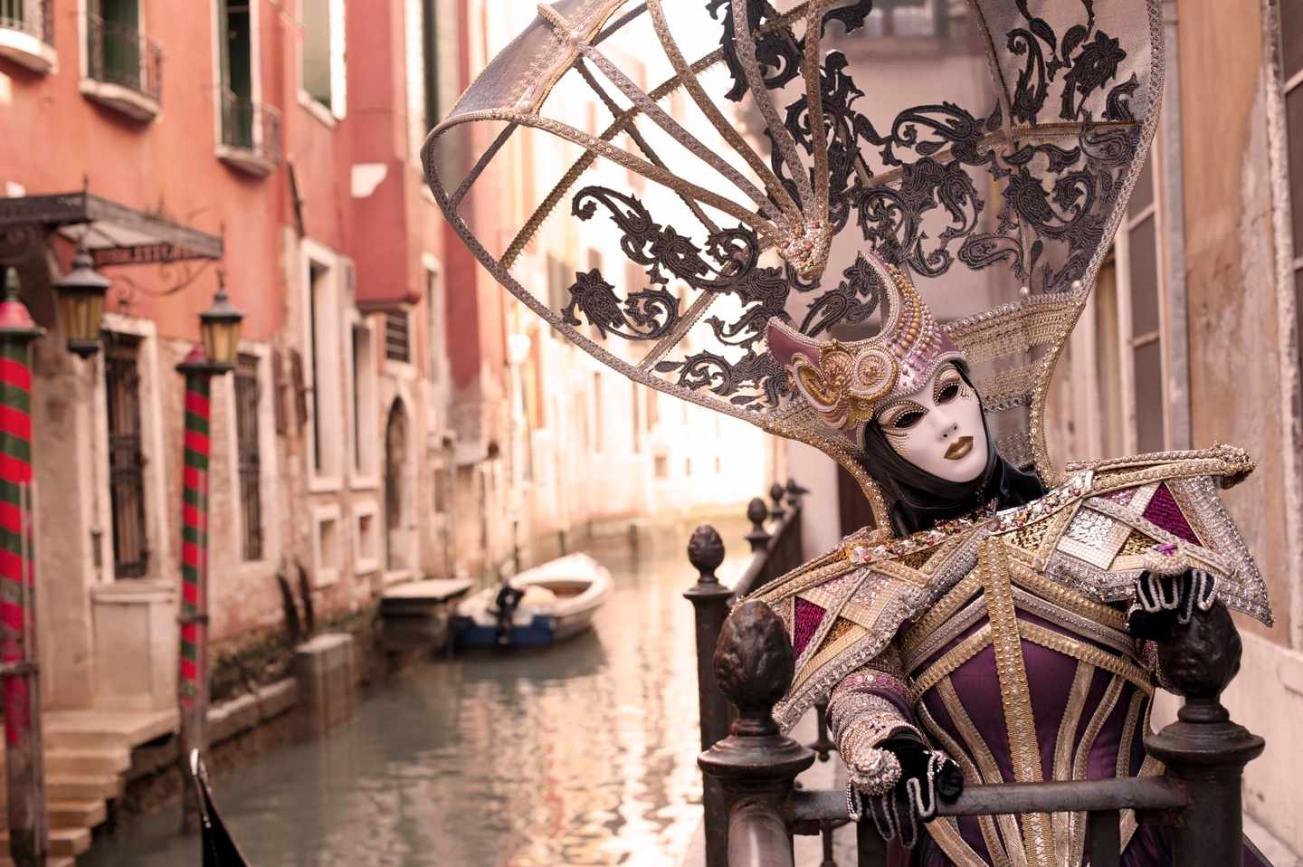 italien-venedig-karneval-maskierte-person-g-160371712.jpg