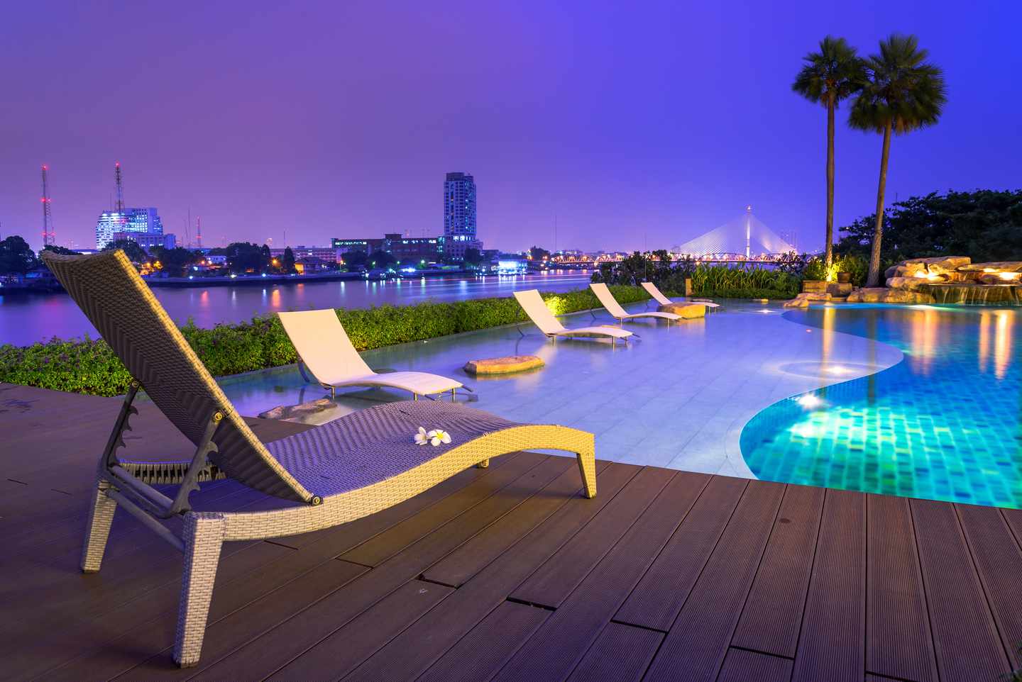 thailand-bangkok-pool-nacht-t-478261796.jpg