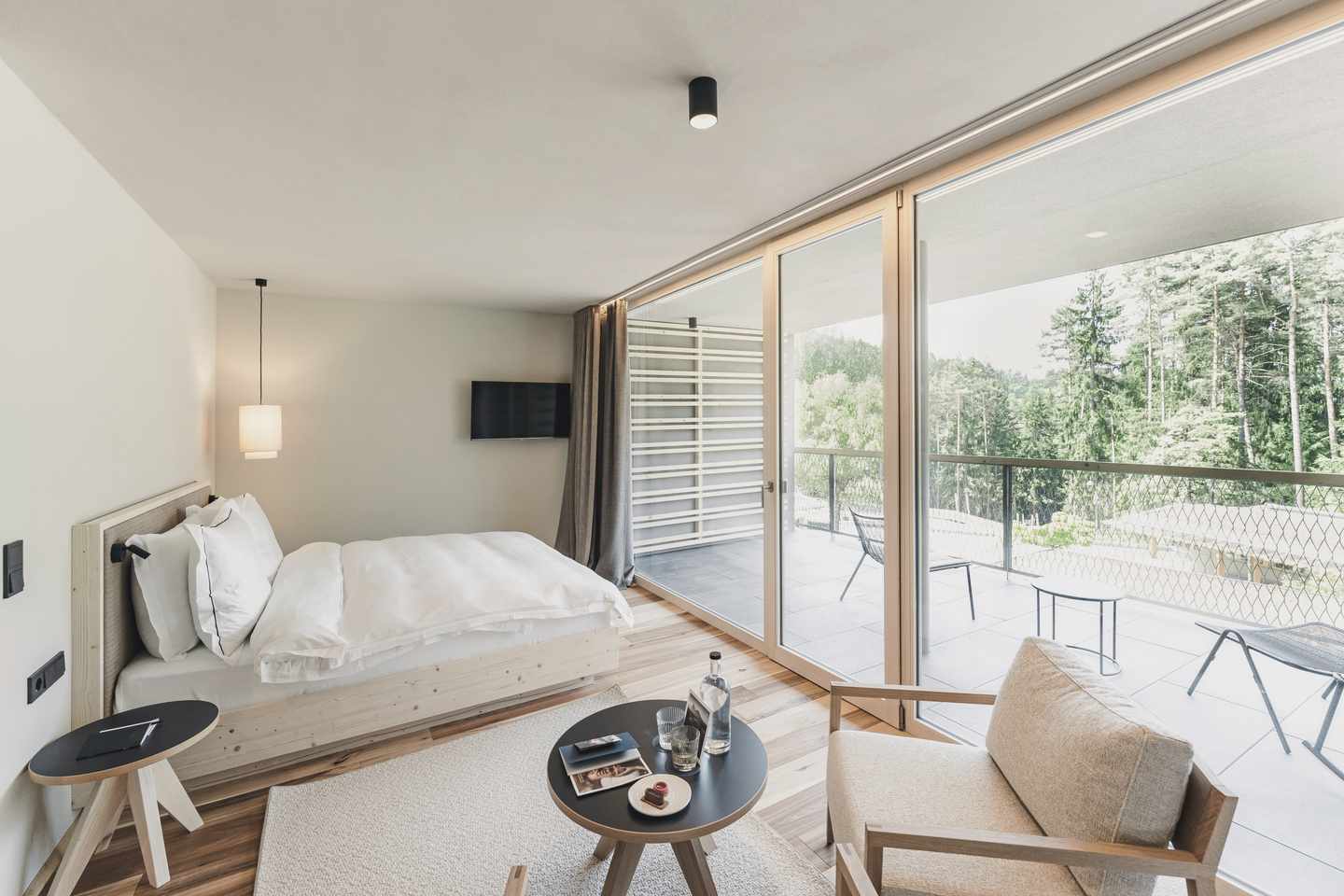 bltf425695a84d7fda6-familienurlaub-babymoon-hotels-sensoria-dolomites-h-DER1515792.jpg Clean und hell: ein Zimmer im Sensoria Dolomites
