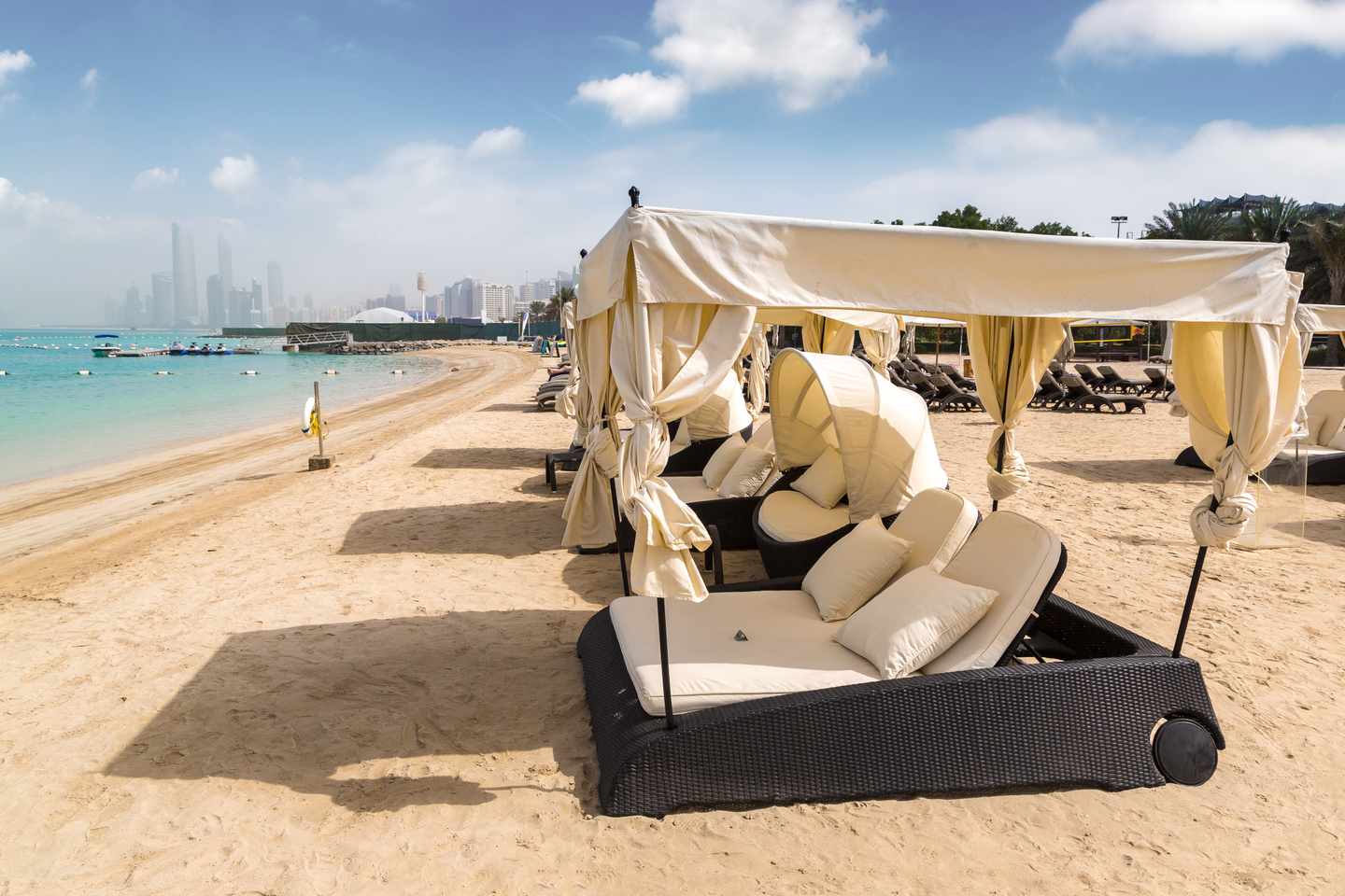 vae-abu-dhabi-strand-baldachins-g-1292107872.jpg