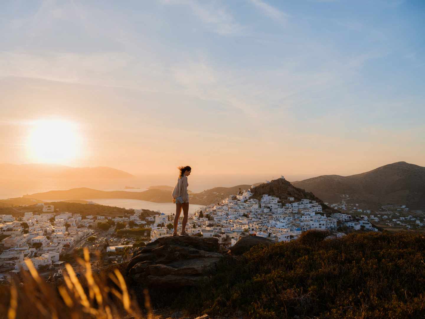 griechenland-santorini-wanderung-bei-sonnenuntergang-g-2208914664.jpg