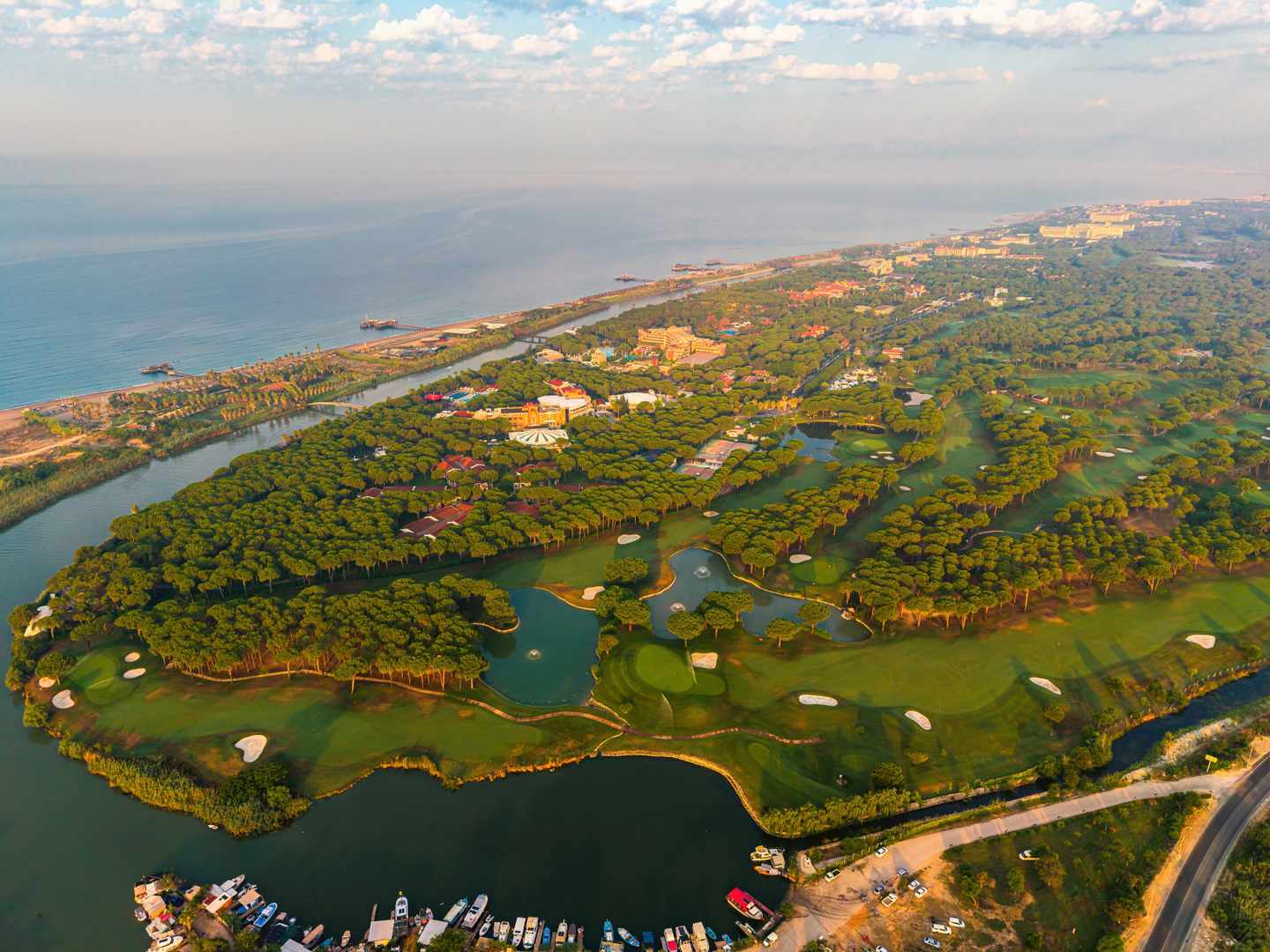 Luftaufnahme des Belek-Golfresorts an der Mittelmeerküste