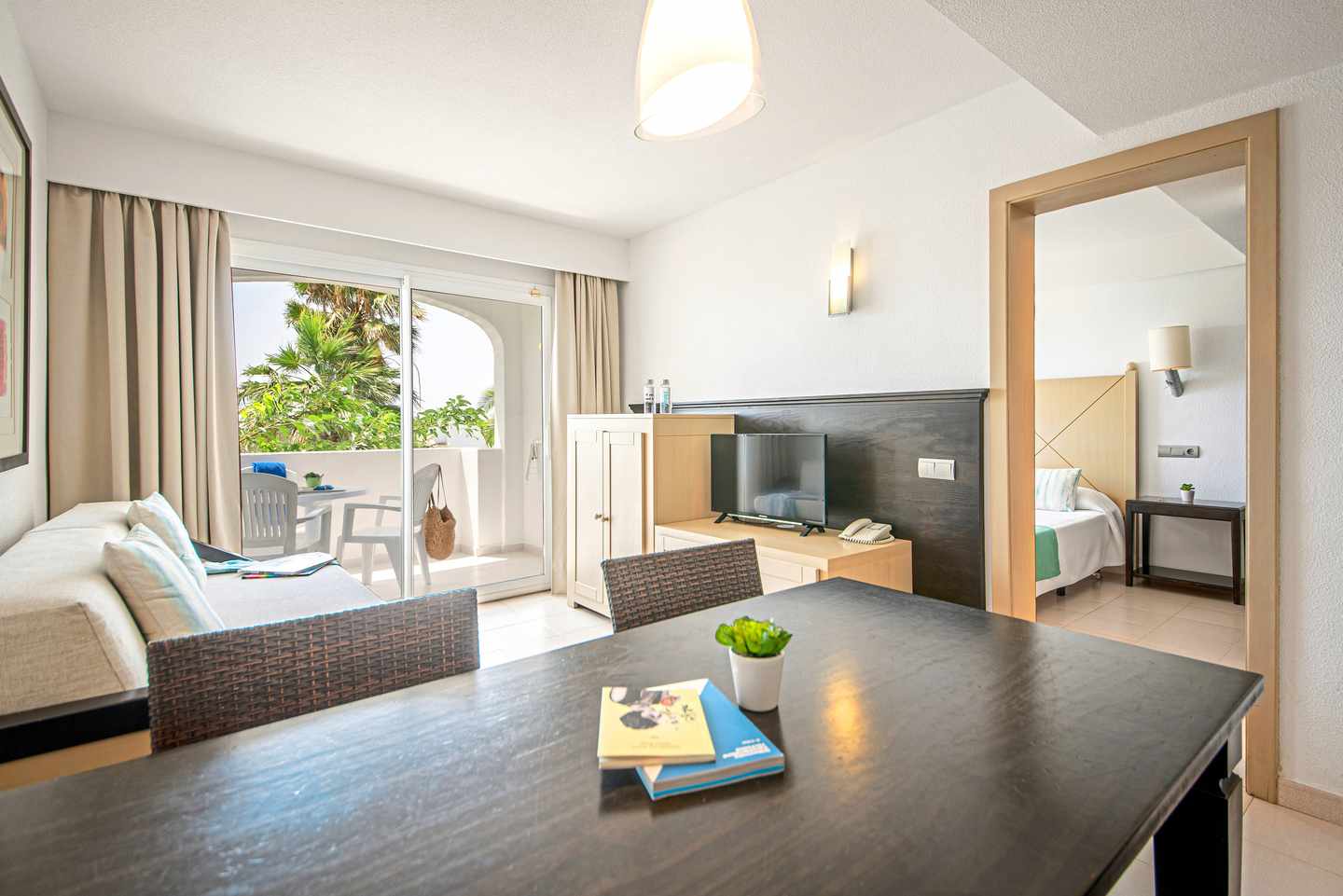 Beste Familienhotels Mallorca – Appartement im Blau Punta Reina Resort mit Balkon, Wohnbereich und separatem Schlafzimmer