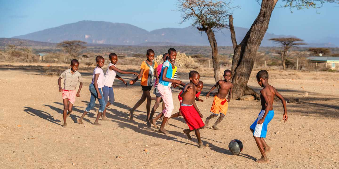 kenia-samburu-kinder-fussball-g-2173900213.jpg