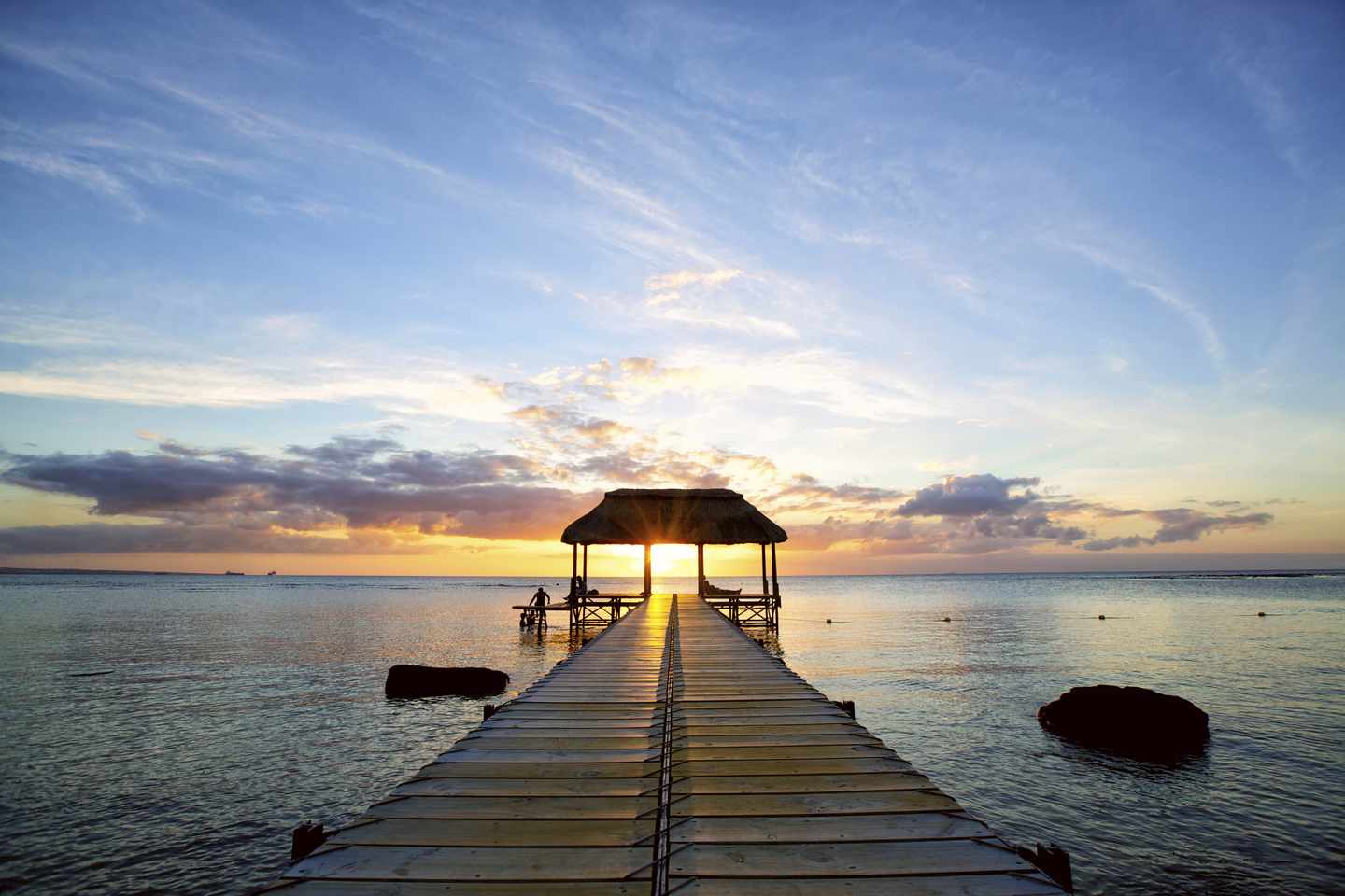 mauritius-sonnenuntergang-steg-t-472039431.jpg
