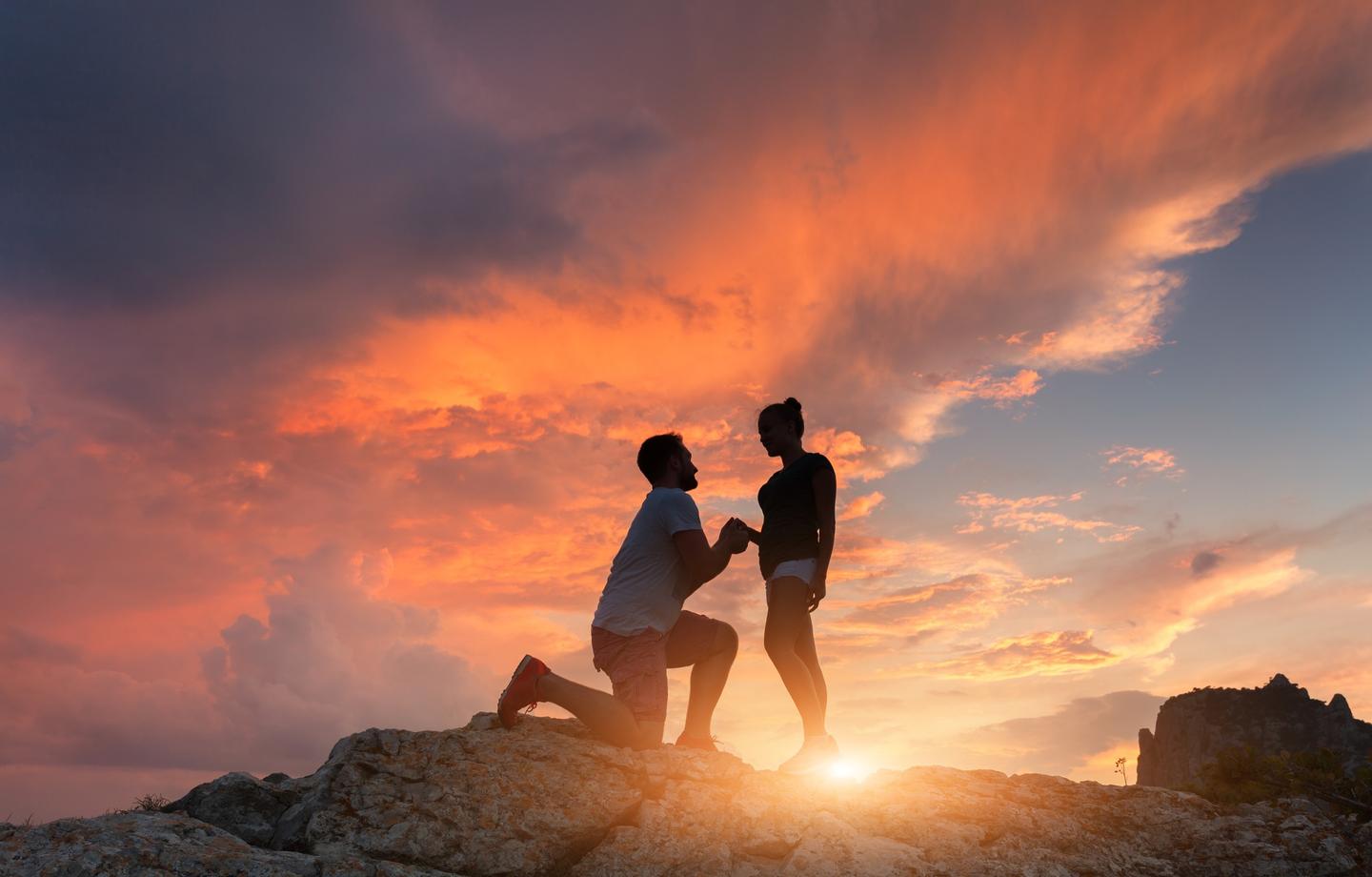 hochzeit-verlobung-heiratsantrag-sonnenuntergang-t-642511816.jpg