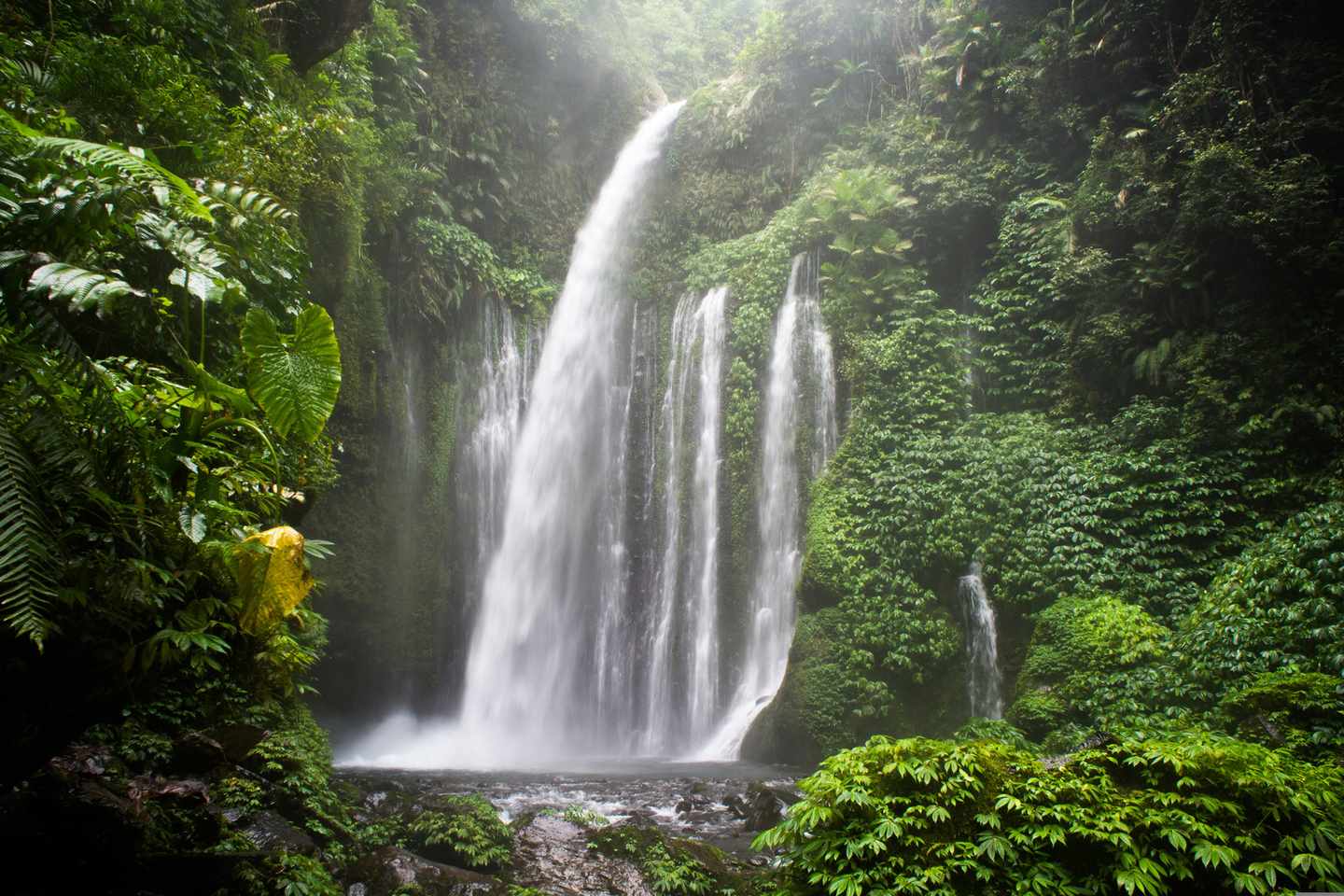 indonesien-lombok-wasserfall-t-500944569.jpg