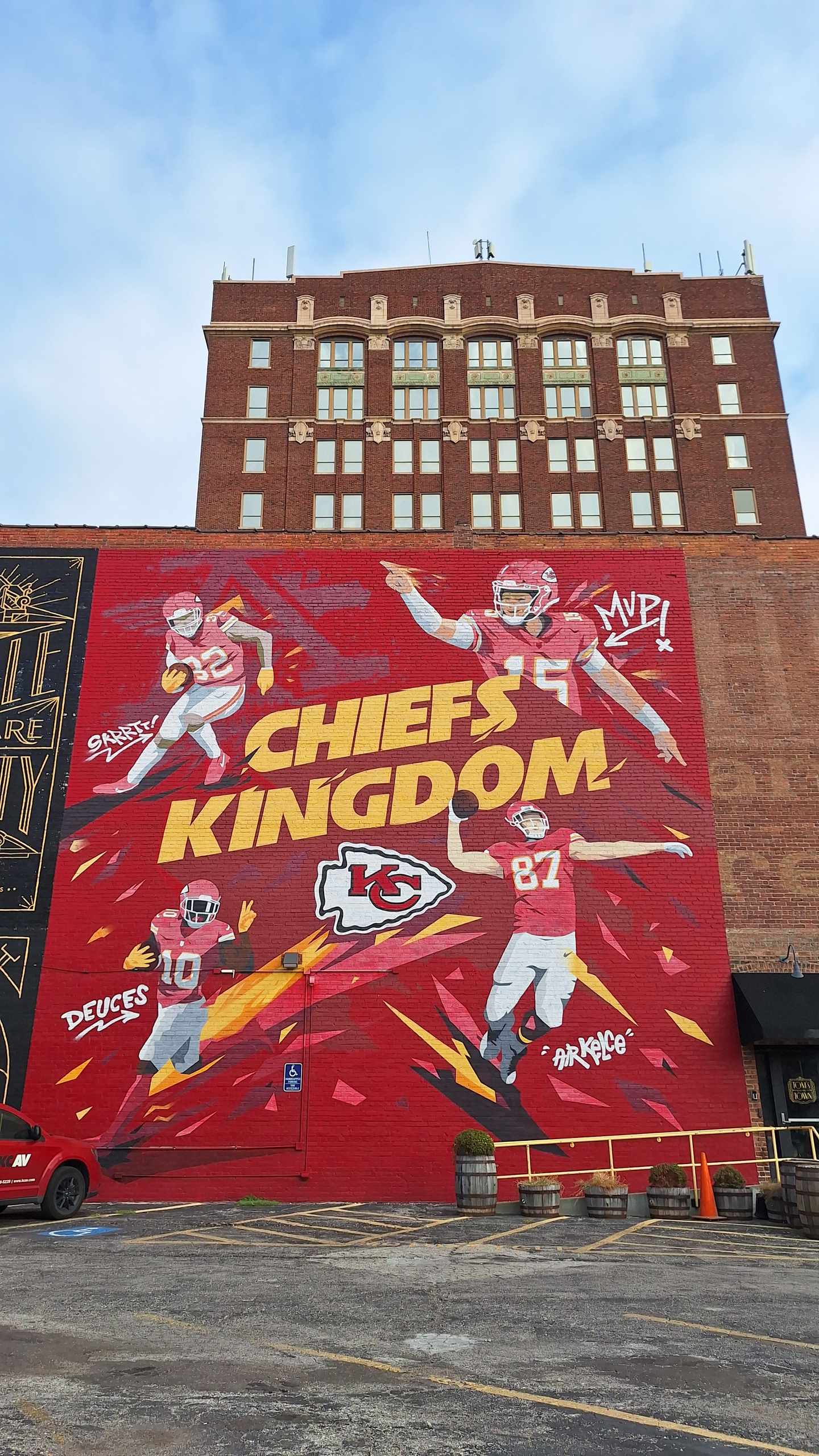 blte7586b49ab9bc6ae-20251010_095645.jpg Chiefs-Graffiti an Hauswand