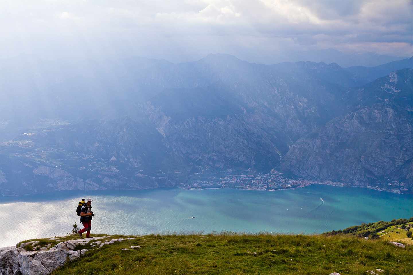 italien-gardasee-monte-baldo-wanderer-auf-monte_baldo-g-165944511.jpg