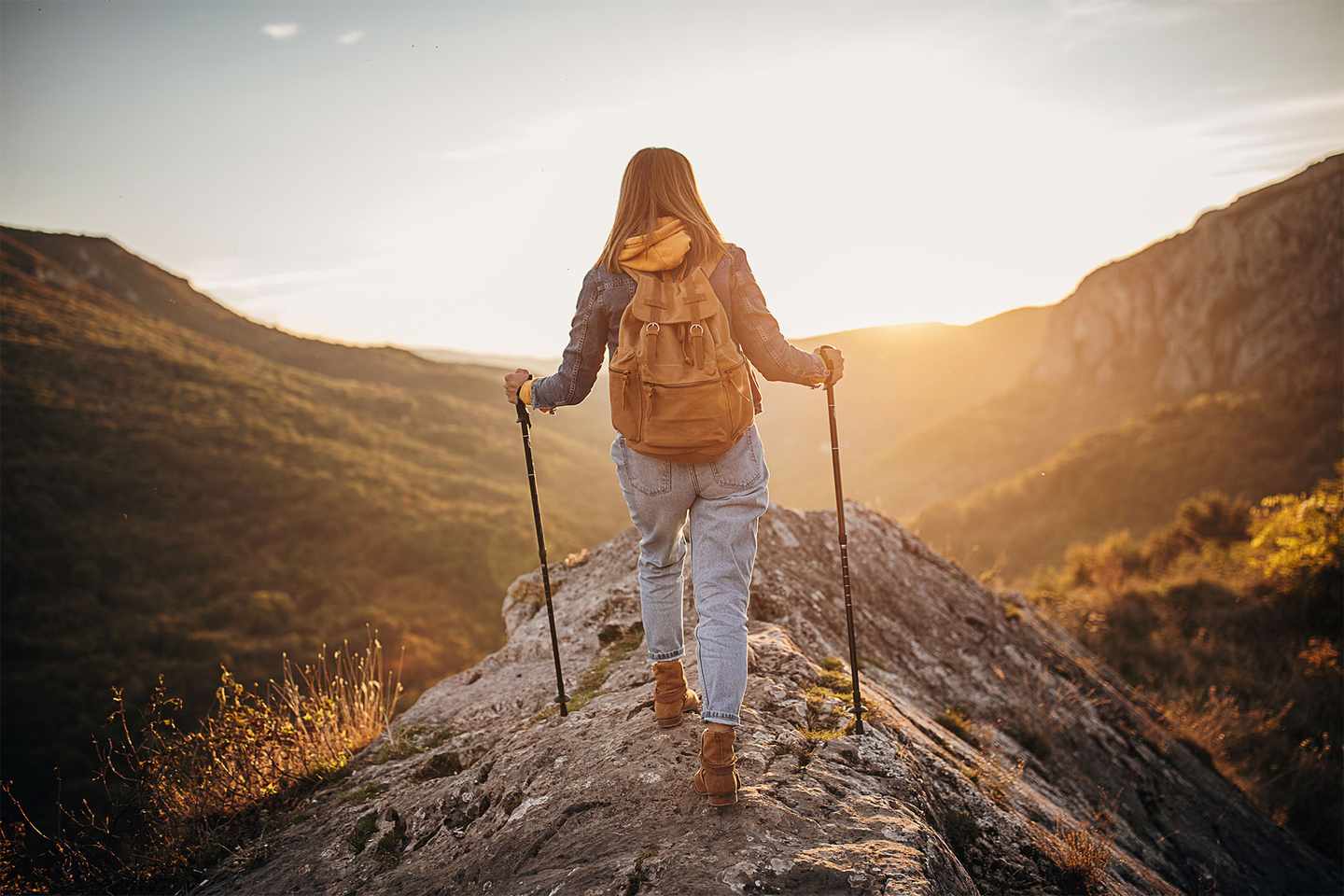 blt32045e7cab31348b-spain-woman-hiking-mountain-g-1282352288.jpg Kanaren Frau läuft auf Berg in den Sonnenuntergang