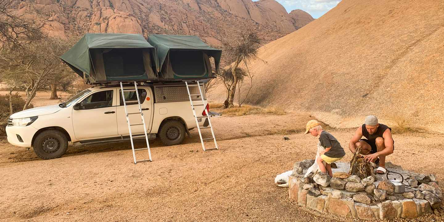 familienrundreise-namibia-vater-mit-sohn-in-der-wueste-g-1907317448.jpg