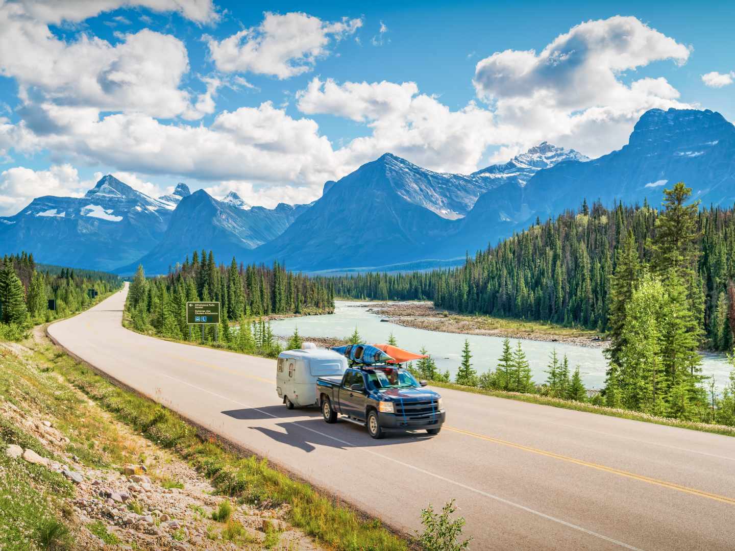 bltf4ec033bdd2e30b4-kanada-jasper-national-park-icefields-parkway-roadtrip-g-1438988279.jpg Pick-up mit Wohnwagen und Kajaks auf dem Icefields Parkway im Jasper National Park, Kanada
