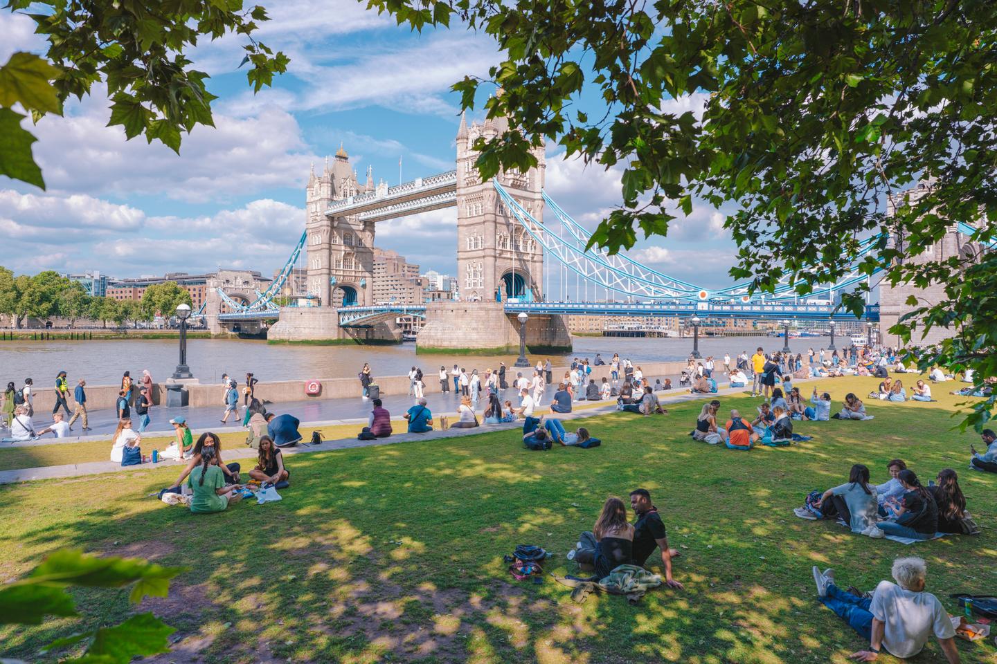 reisetrends-reisesoundtrack-london-potters-field-tower-bridge-g-2210443387.jpg