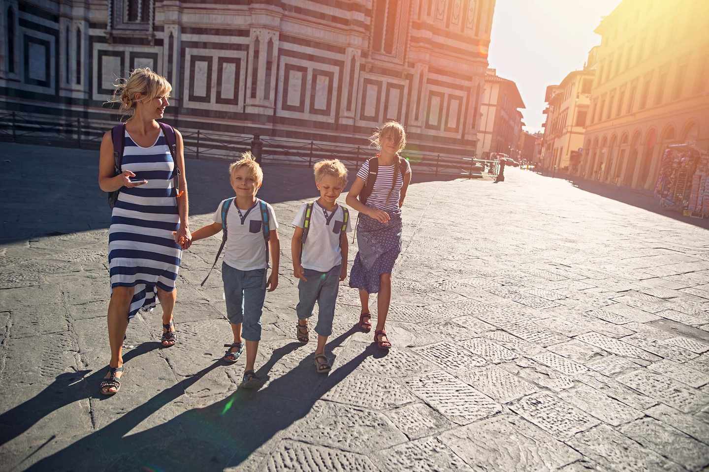 italien-familien-beim-sightseeing-g-639041430.jpg