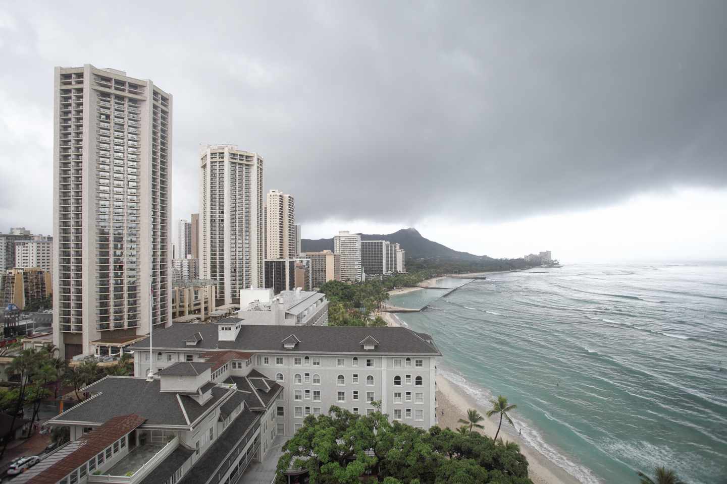 hawaii-waikiki-beach-sturm-g-496436336_bearbeitet.jpg