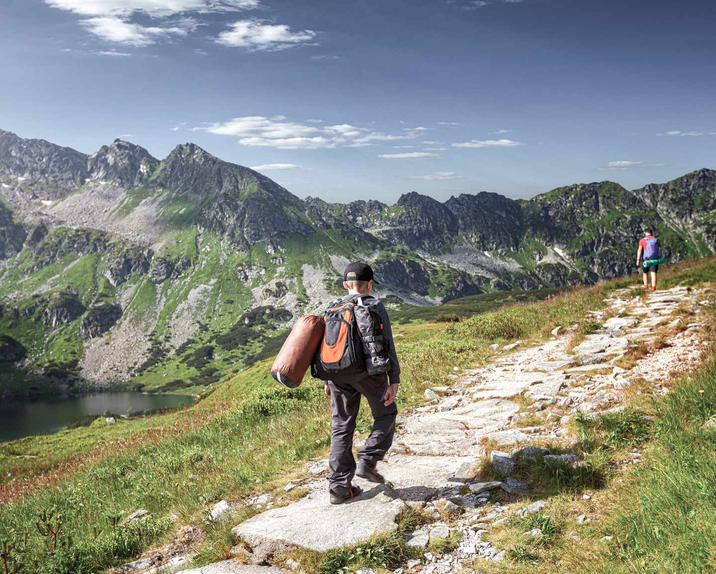 Oesterreich-Tirol-Kind-in-den-Bergen-1264270725_bearbeitet.jpg