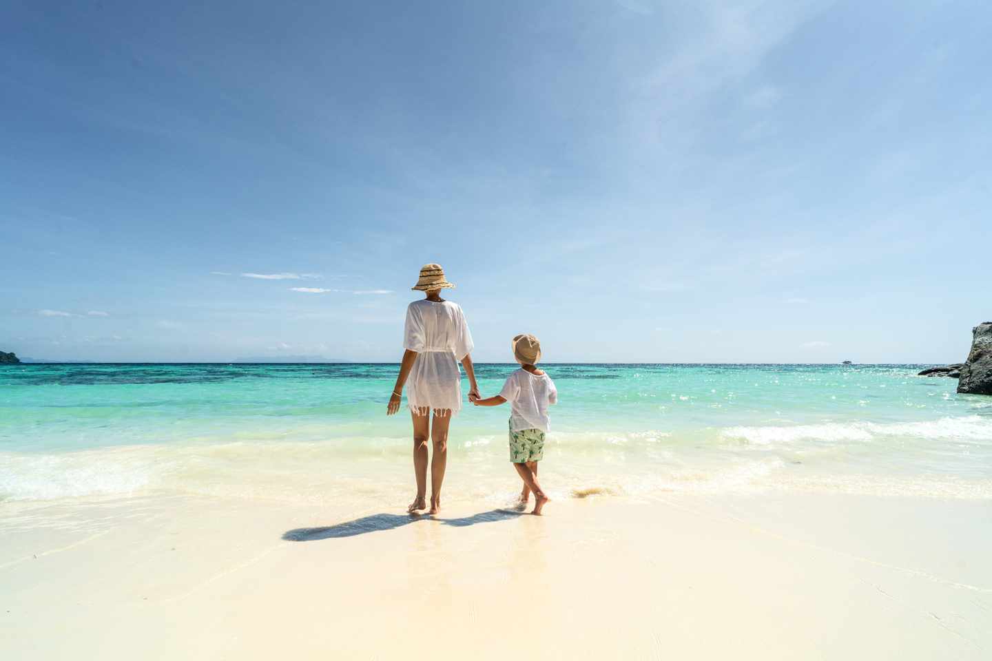 mutter-spaziert-mit-sohn-am-strand-g-1459150523.jpg