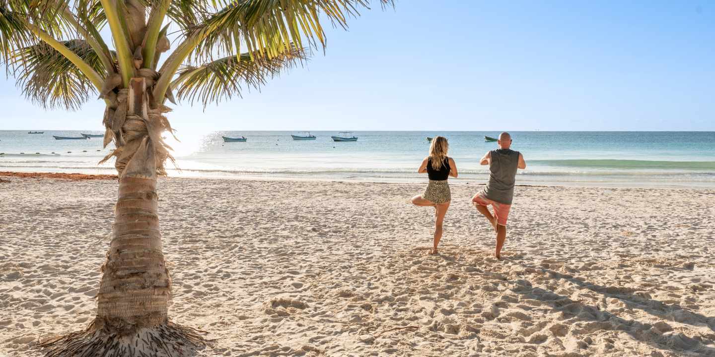 mexiko-paar-macht-yoga-am-strand-g-1381379459.jpg