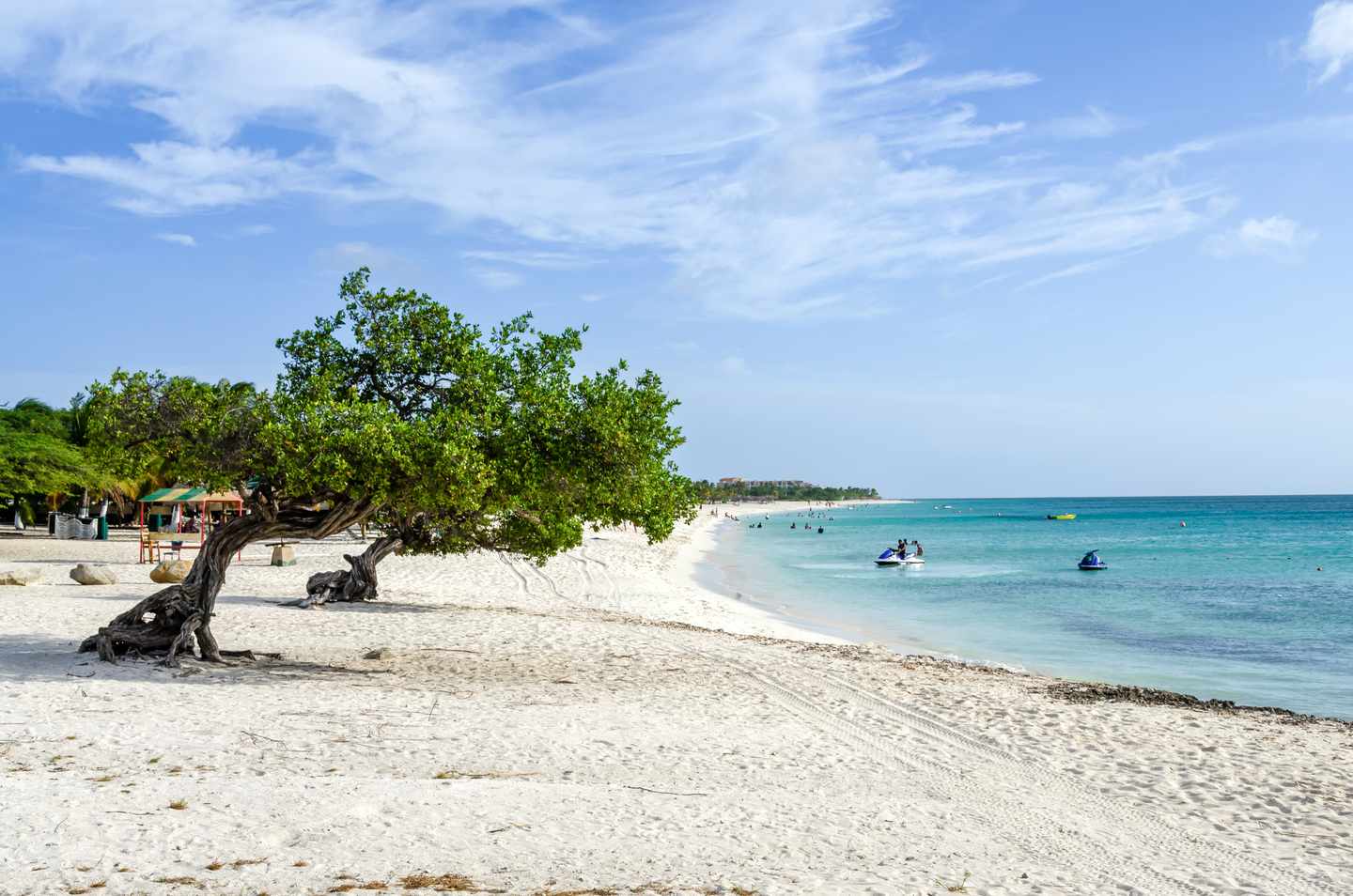 GettyImages-2176205609.jpg Strand auf Aruba