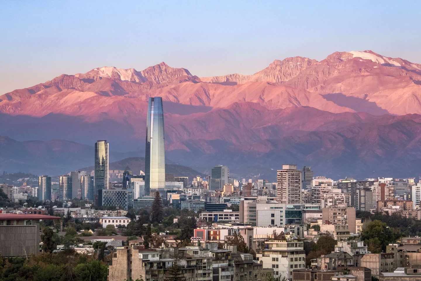 chile-santiago-wolkenkratzer-skyline-g-1095471704.jpg