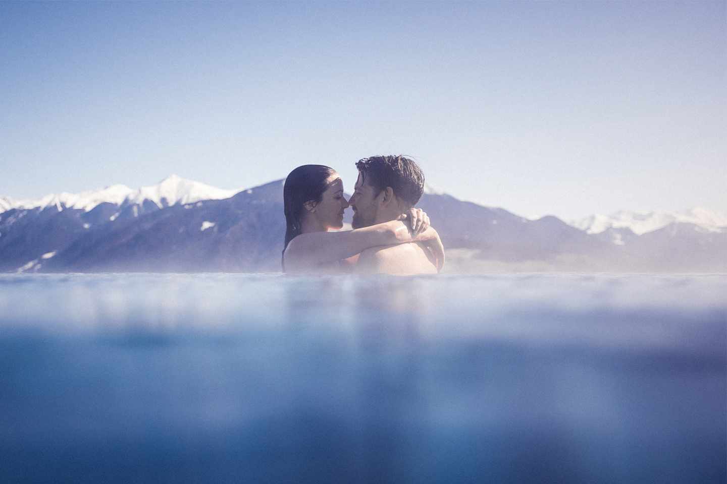 italien-suedtirol-paar-om-pool-g-1345447055.jpg