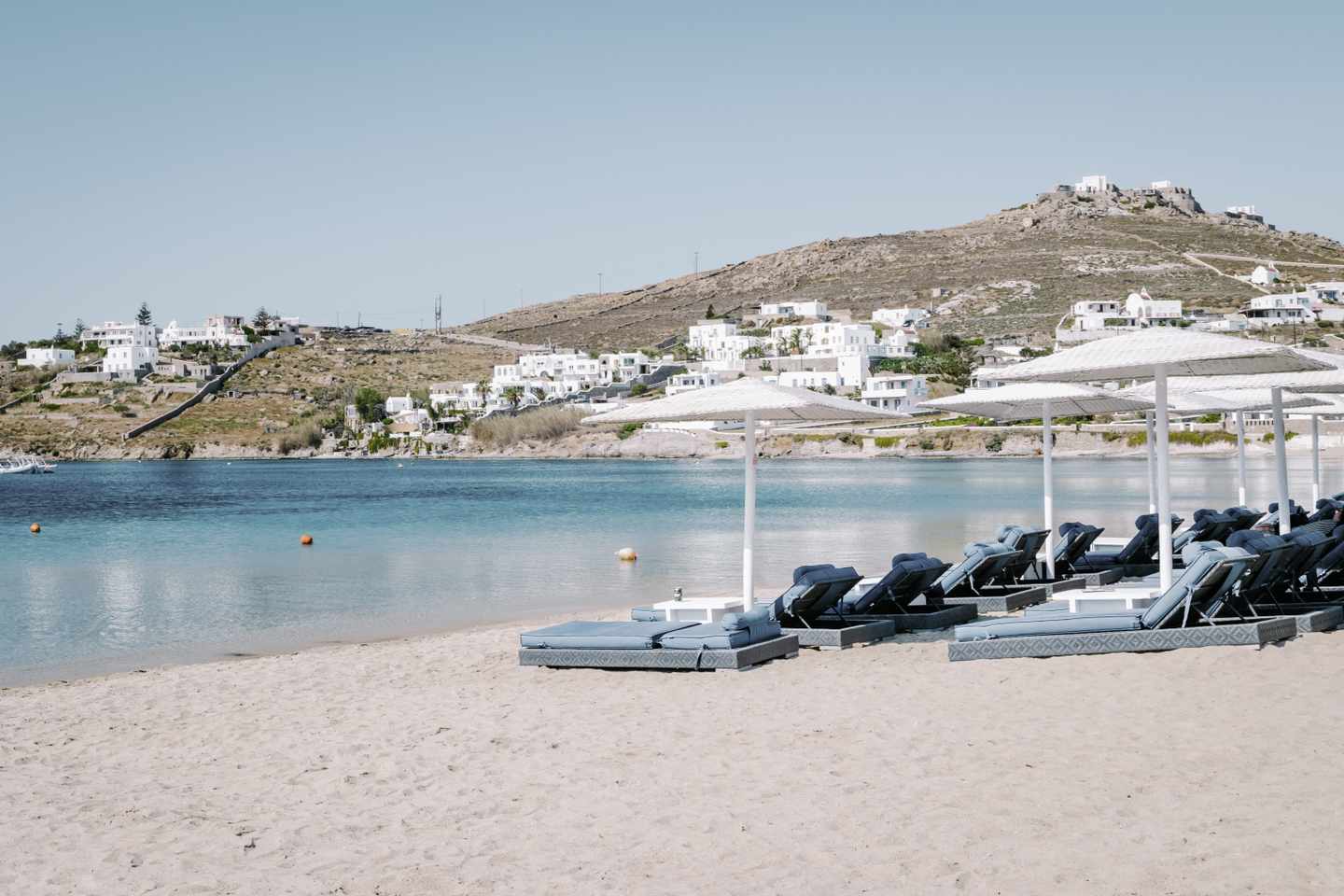 griechenland-mykonos-liegen-am-ornos-strand-g-1326573207_bearbeitet.jpg
