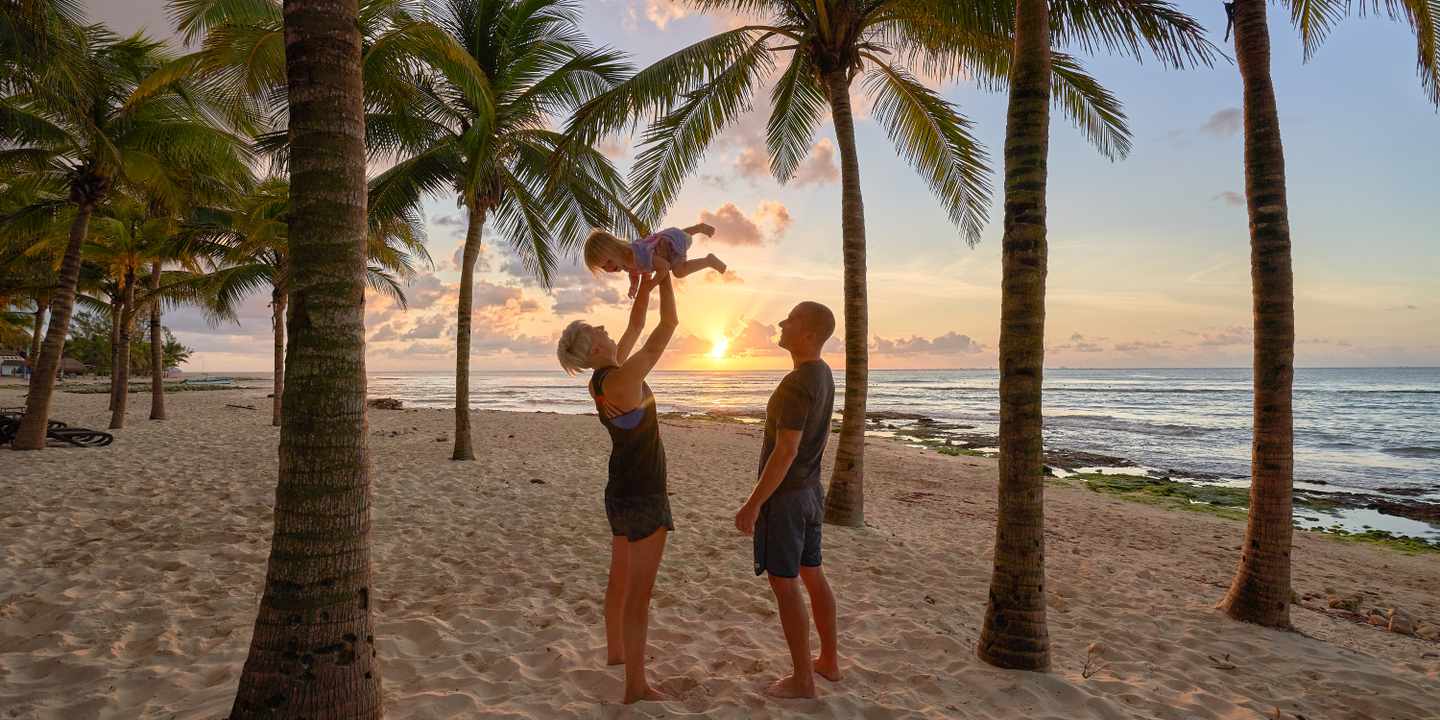 mexiko-yucatan-playa-del-carmen-familie-am-strand-beim-sonnenuntergang-g-1294626004.jpg