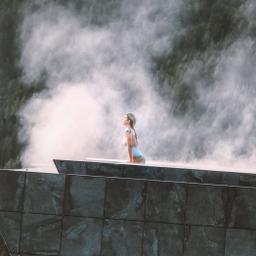 italien-suedtirol-junge-frau-entspannt-im-infinity-pool-mit-naturblick-in-dolomiten-italien-g-11990875339.jpg