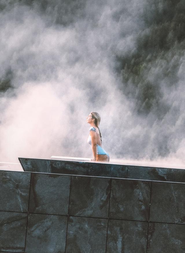 Wellnessurlaub Südtirol italien-suedtirol-junge-frau-entspannt-im-infinity-pool-mit-naturblick-in-dolomiten-italien-g-11990875339.jpg