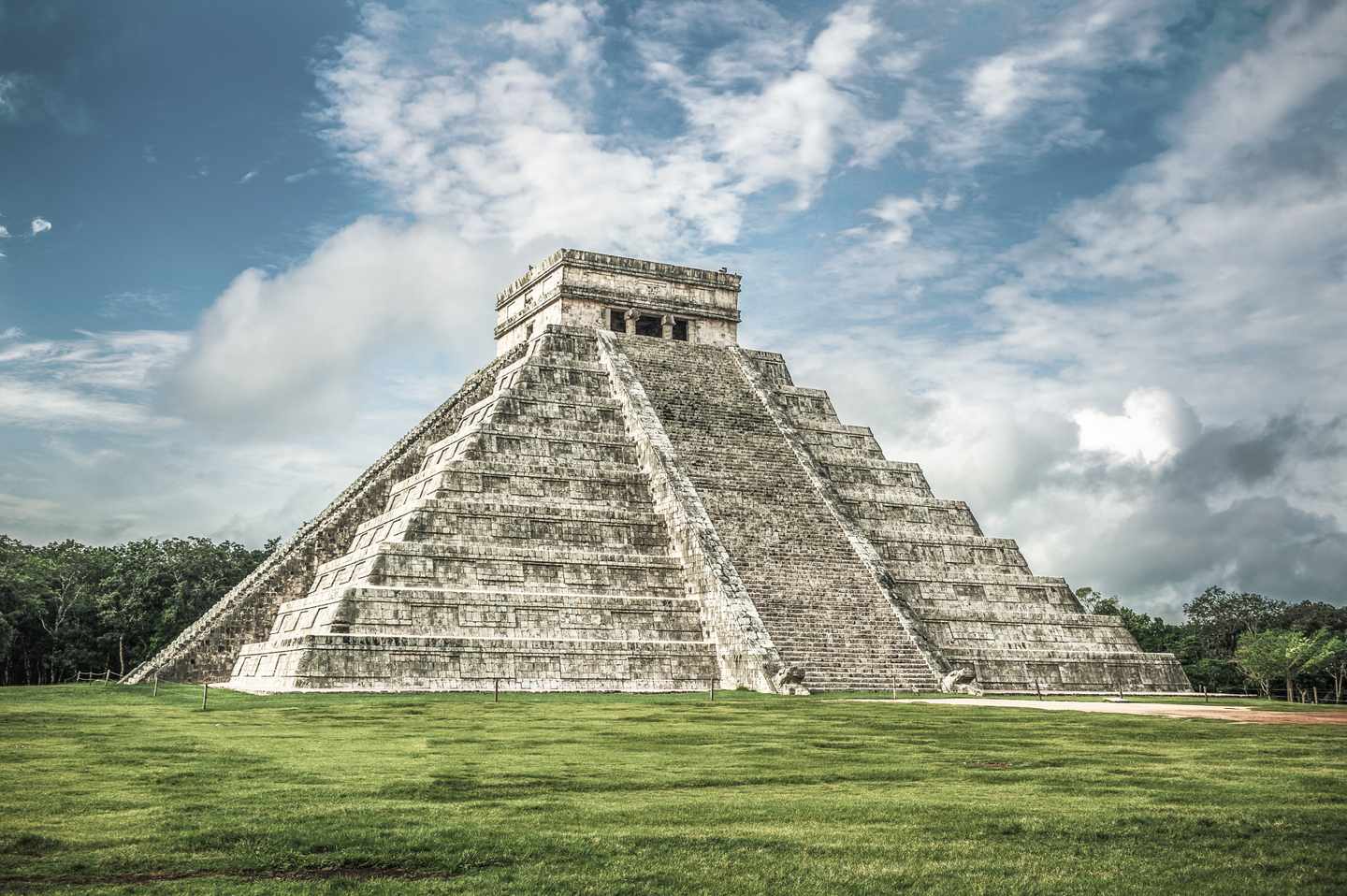 mexiko-yucatan-chichen-itza-kukulkan-pyramide-g-890305982_bearbeitet.jpg