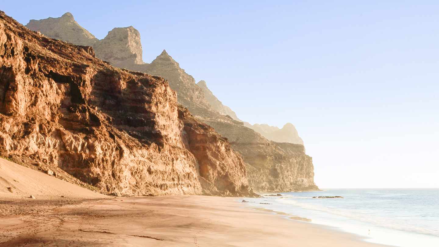 spanien-kanarische-inseln-gran-canaria-guigui-beach-s-mauritiusimages-ACPI56428115.jpg