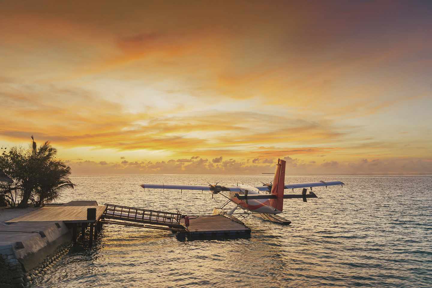 malediven-sonnenuntergang-und-aufgang-gelber-sonnenuntergang-mit-einem-wasserflugzeug-am-steg-g-1393582512.jpg