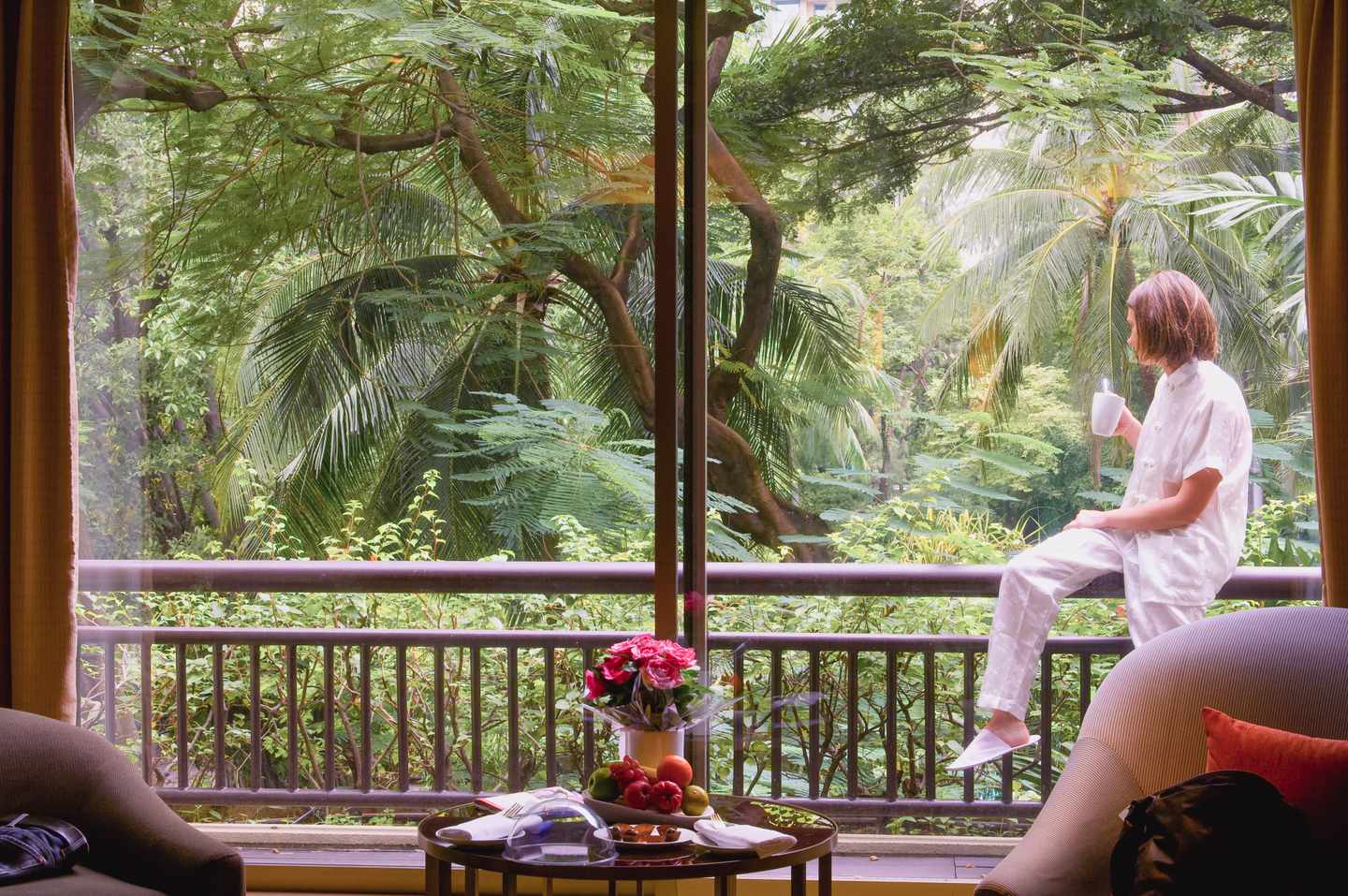 thailand-bangkok-frau-zimmer-balkon-g-108312274.jpg