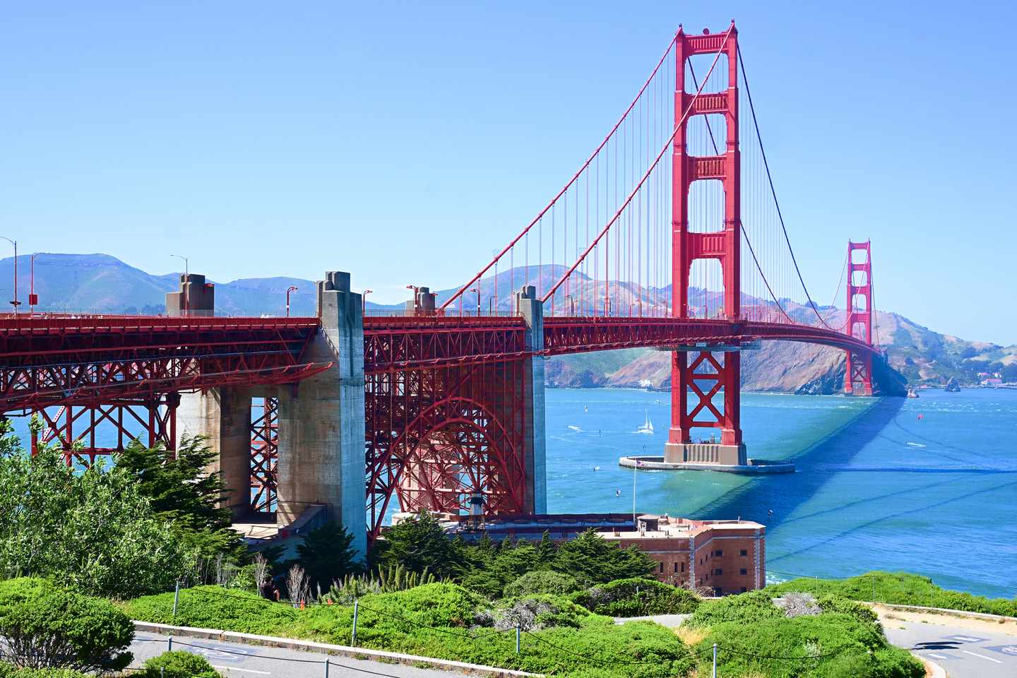 Golden Gate Bridge über der Bucht von San Francisco mit Blick auf die roten Brückenpfeiler von Fort Point aus