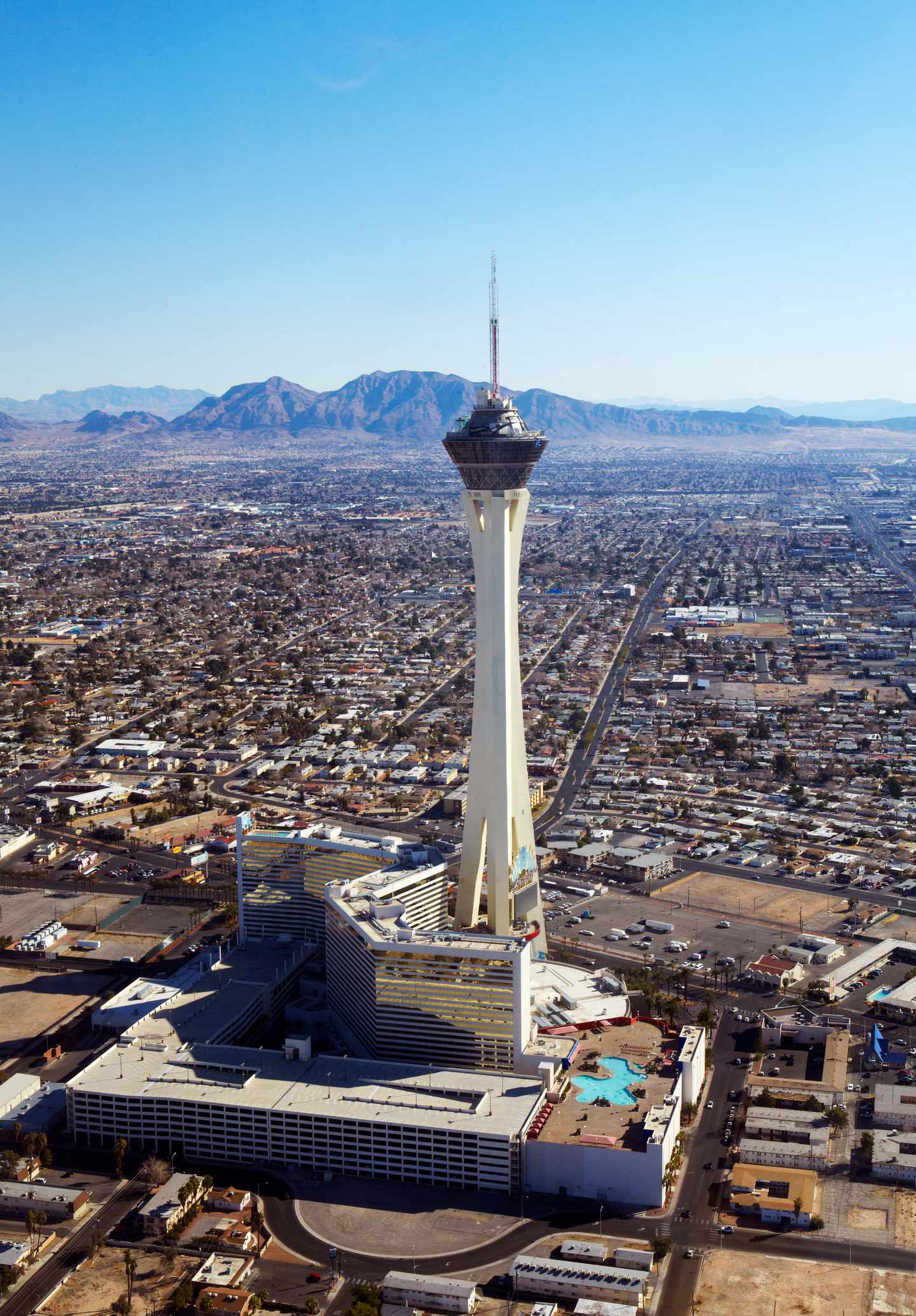 GettyImages-142832980.jpg Luftaufnahme des Stratosphere Tower aus einem Hubschrauber