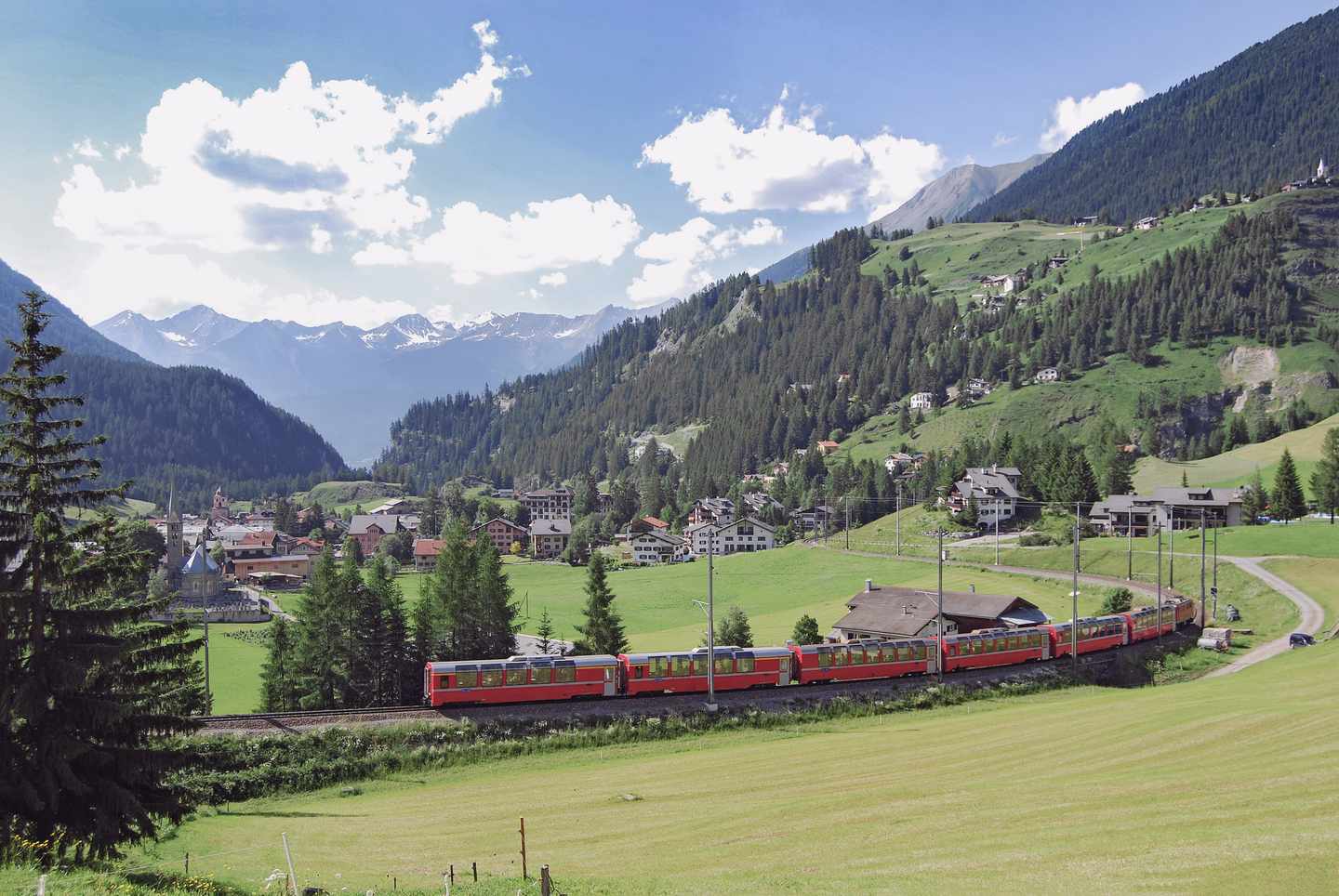 schweiz-graubünden-bergün-zug-bernina-express-g-610235574.jpg
