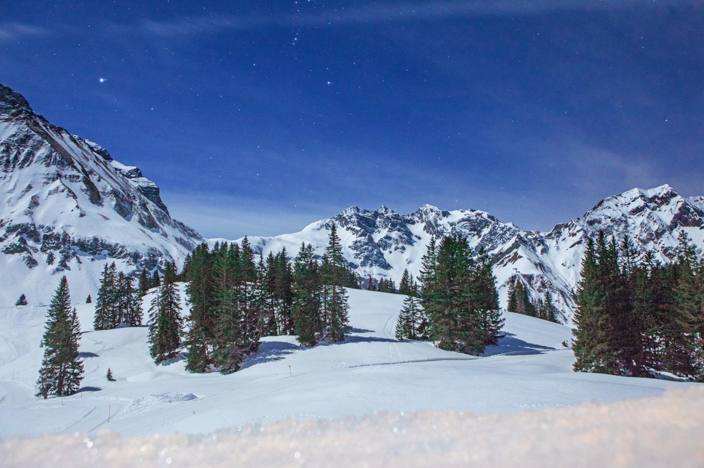 oesterreich-steiermark-wunderschoene-aussicht-auf-die-oesterreichtische-bergige-landschaft-im-naechtlichen-schnee-g-1411811030.jpg