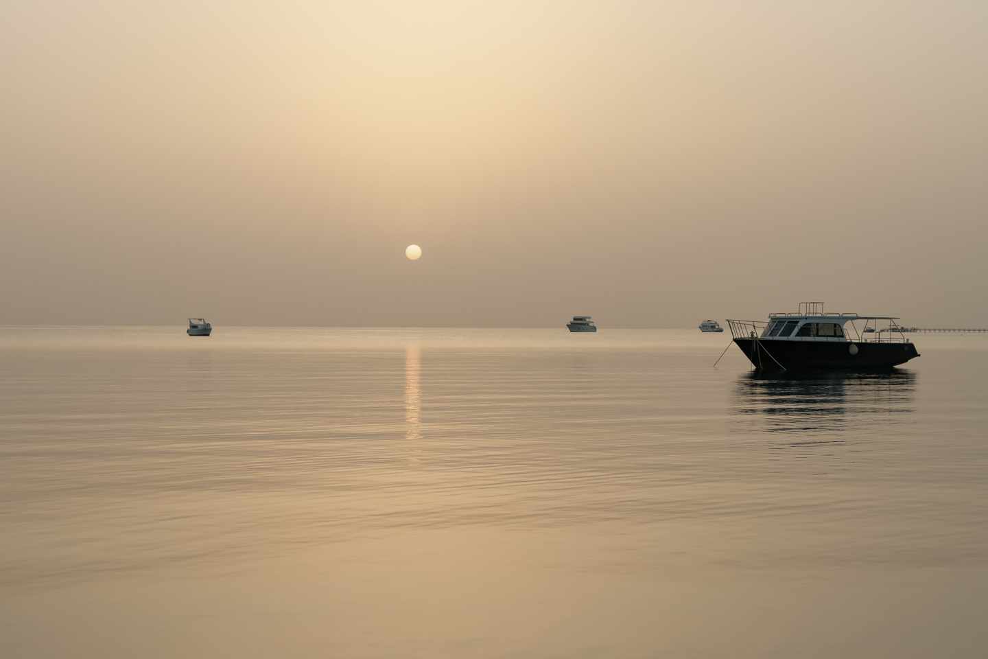 aegypten-makadi-bay-morgendaemmerung-rotes-meer-boote-g-1370104850.jpg