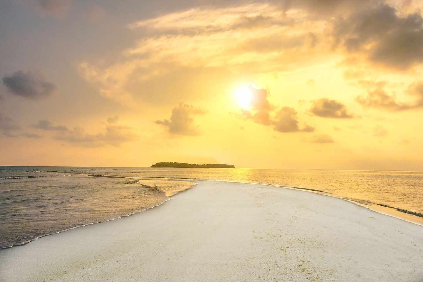 malediven-sonnenuntergang-und-aufgang-sonnenuntergang-an-einer-sandbank-g-1075706350.jpg