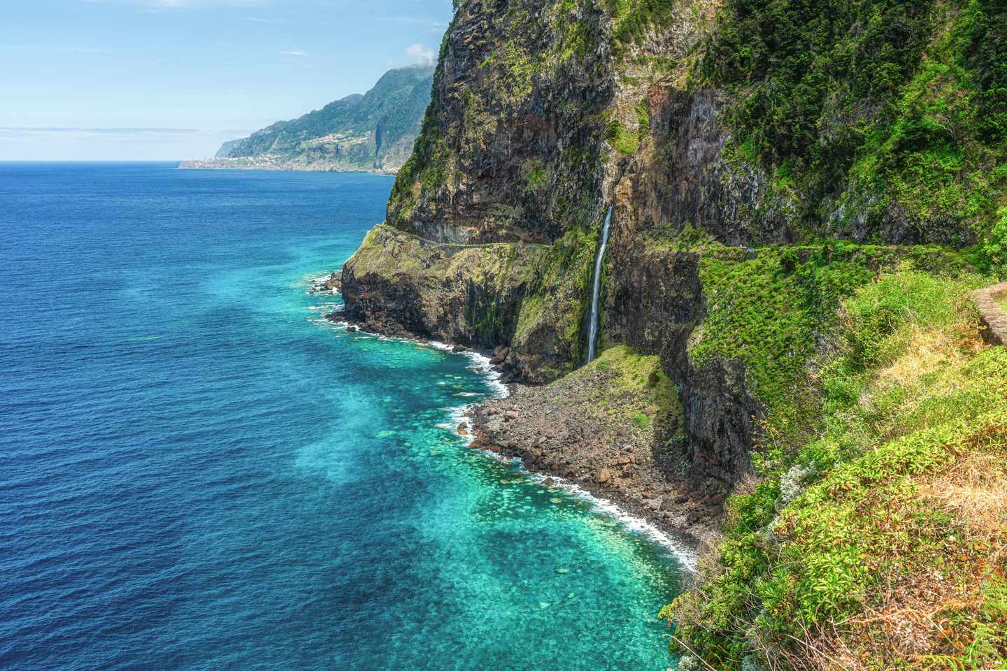GettyImages-2198370929.jpg Panoramablick vom Miradouro do Véu da Noiva auf Steilküste, Wasserfall und den Atlantik an der Nordküste Madeiras