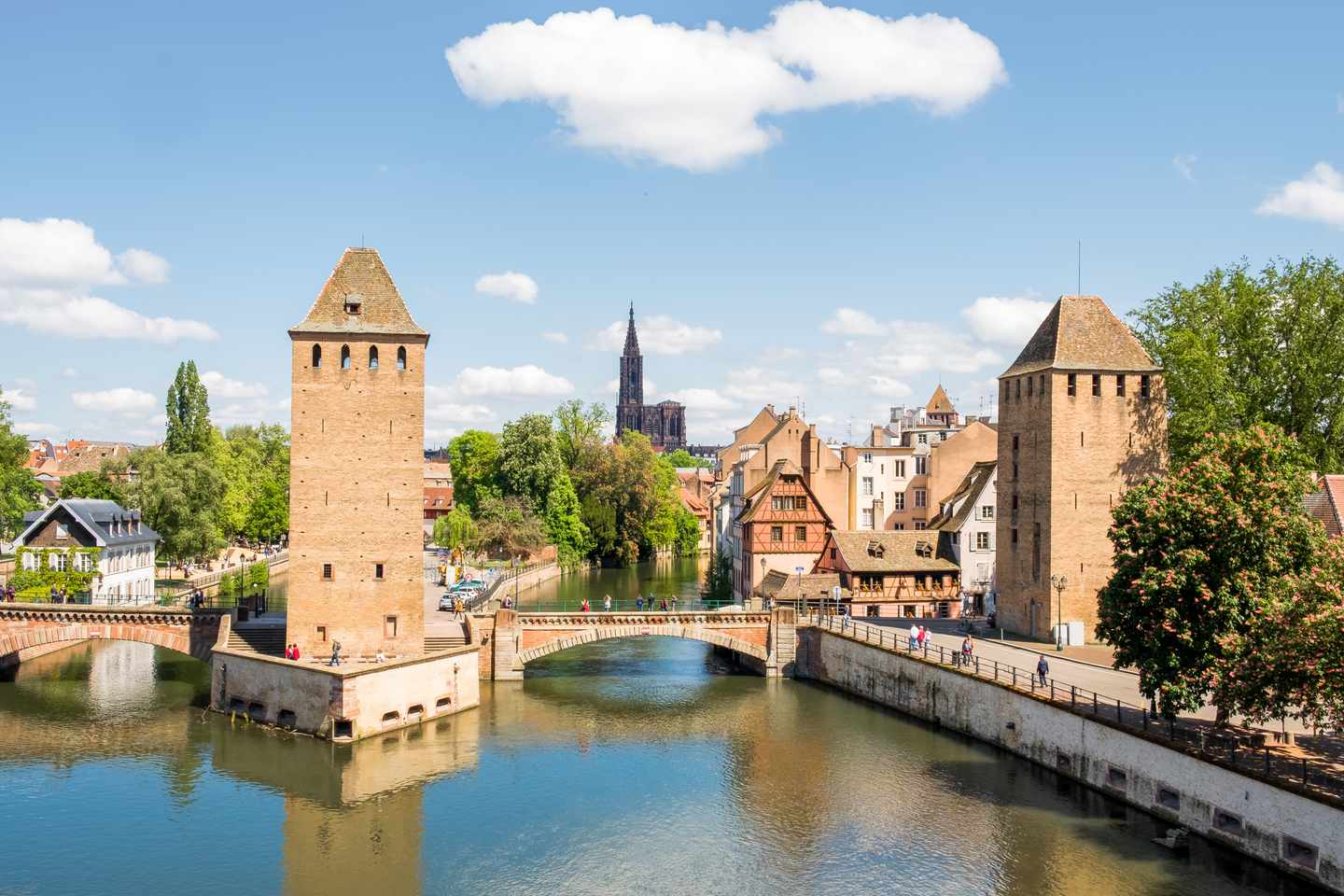 frankreich-schwarzwald-strasbourg-bruecke-ueber-fluss-an-gebaeuden-g-2168529437.jpg