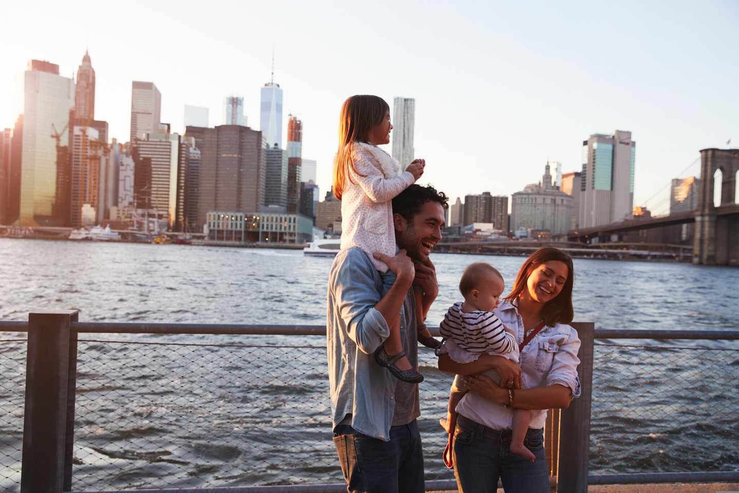 usa-new-york-junge-familie-mit-kindern-auf-kai-vor-wasser-g-901214950.jpg