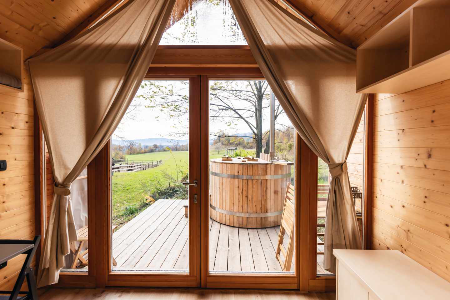 wellness-sauna-mit-ausblick-g-2180829991.jpg