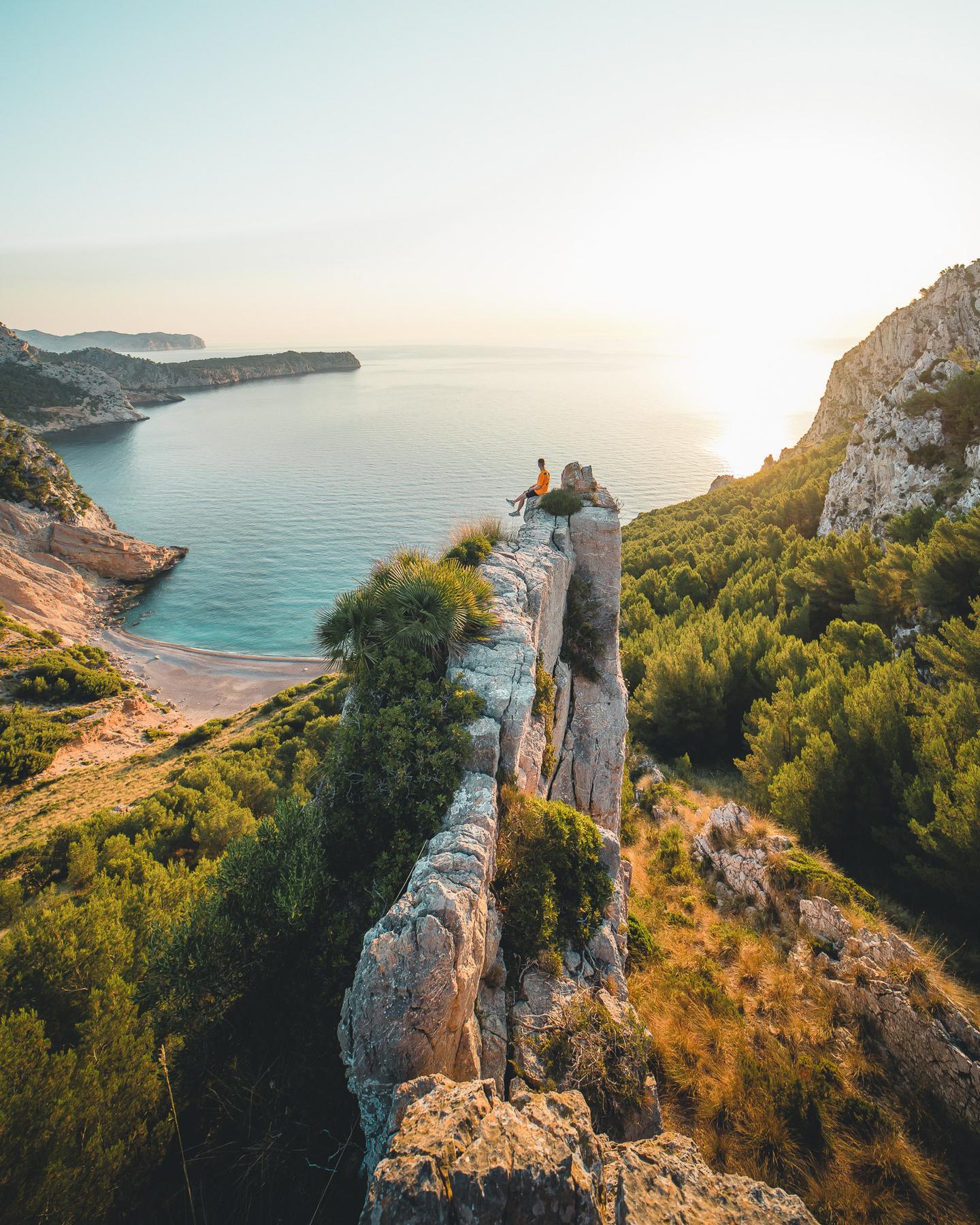 mallorca-mann-auf-felsen-playa-es-coll-baix-influencer.jpeg