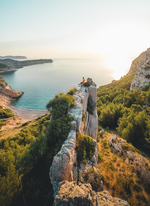 Mallorca-Geheimtipps mallorca-mann-auf-felsen-playa-es-coll-baix-influencer.jpeg