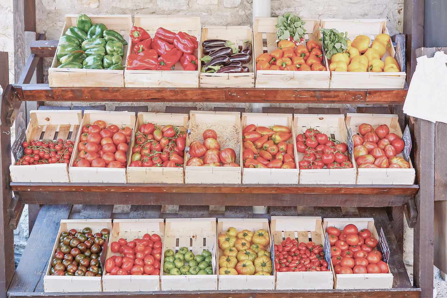 frisches-obst-auf-dem-markt-g-680398976.jpg
