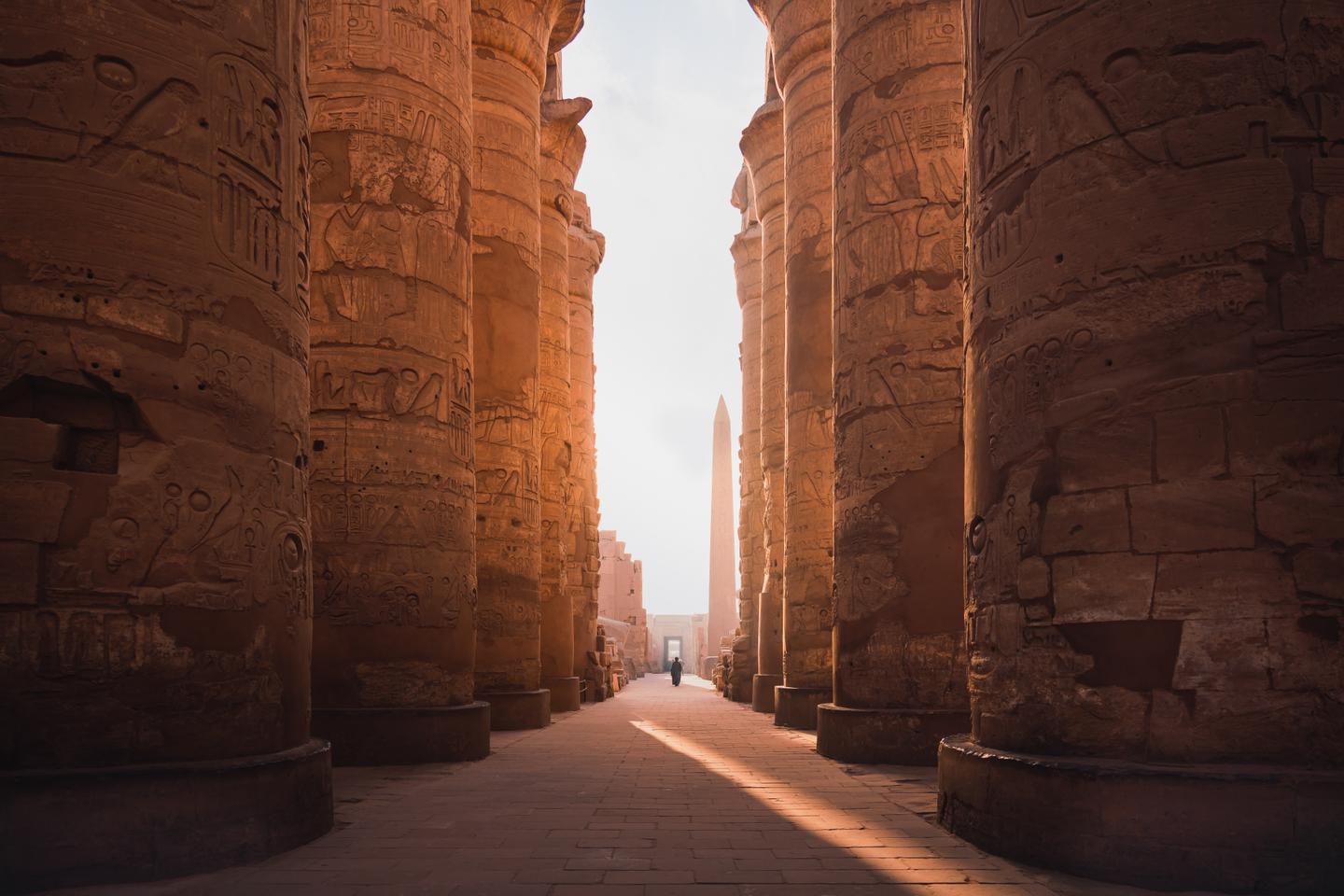 GettyImages-1248983043.jpg Blick durch einen gigantischen Säulenkorridor im Karnak-Tempel in Luxor  Ägypten